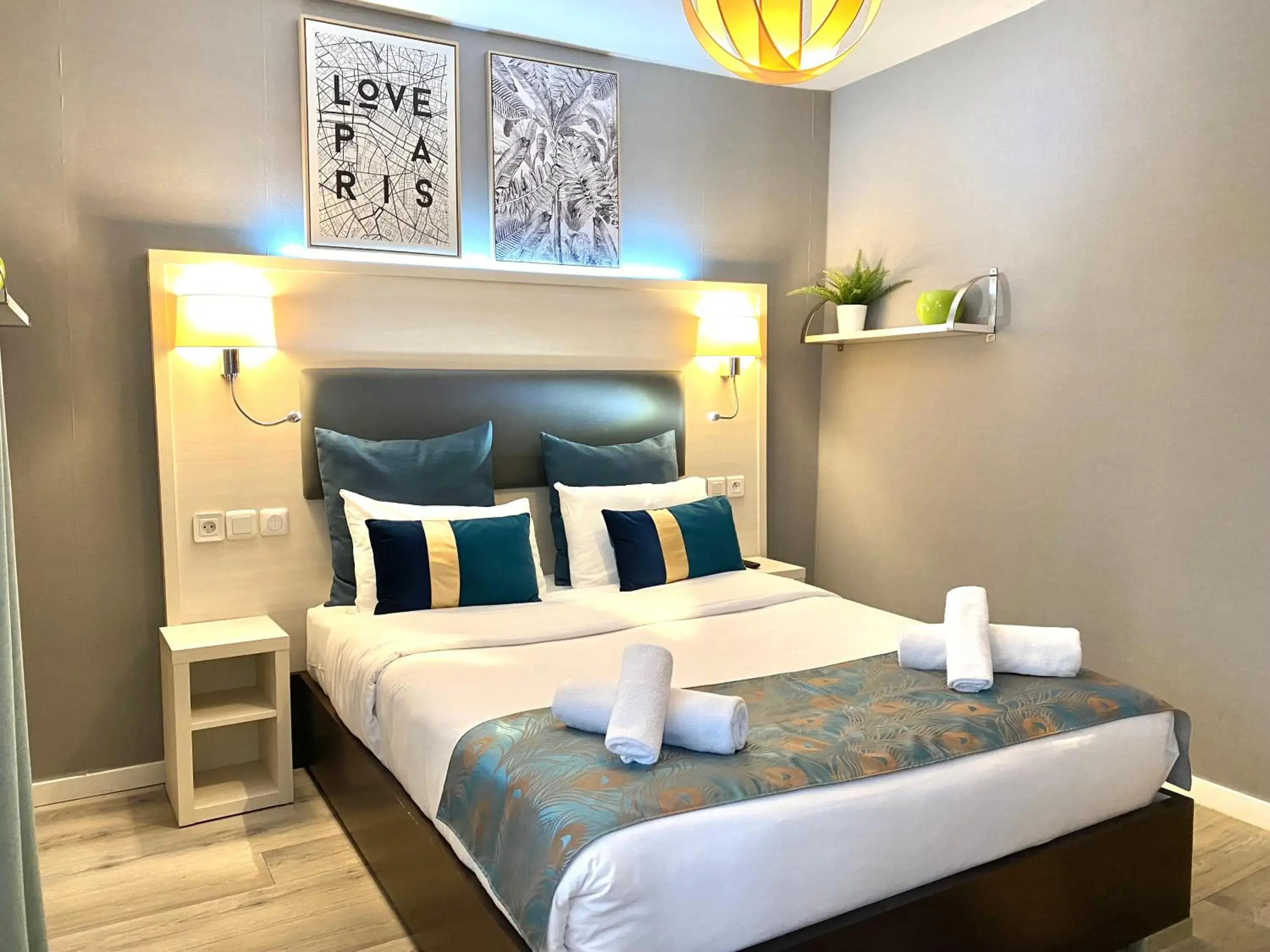 Comfort Double Room in Hôtel Clairefontaine Comfort Double Room in Hôtel Clairefontaine