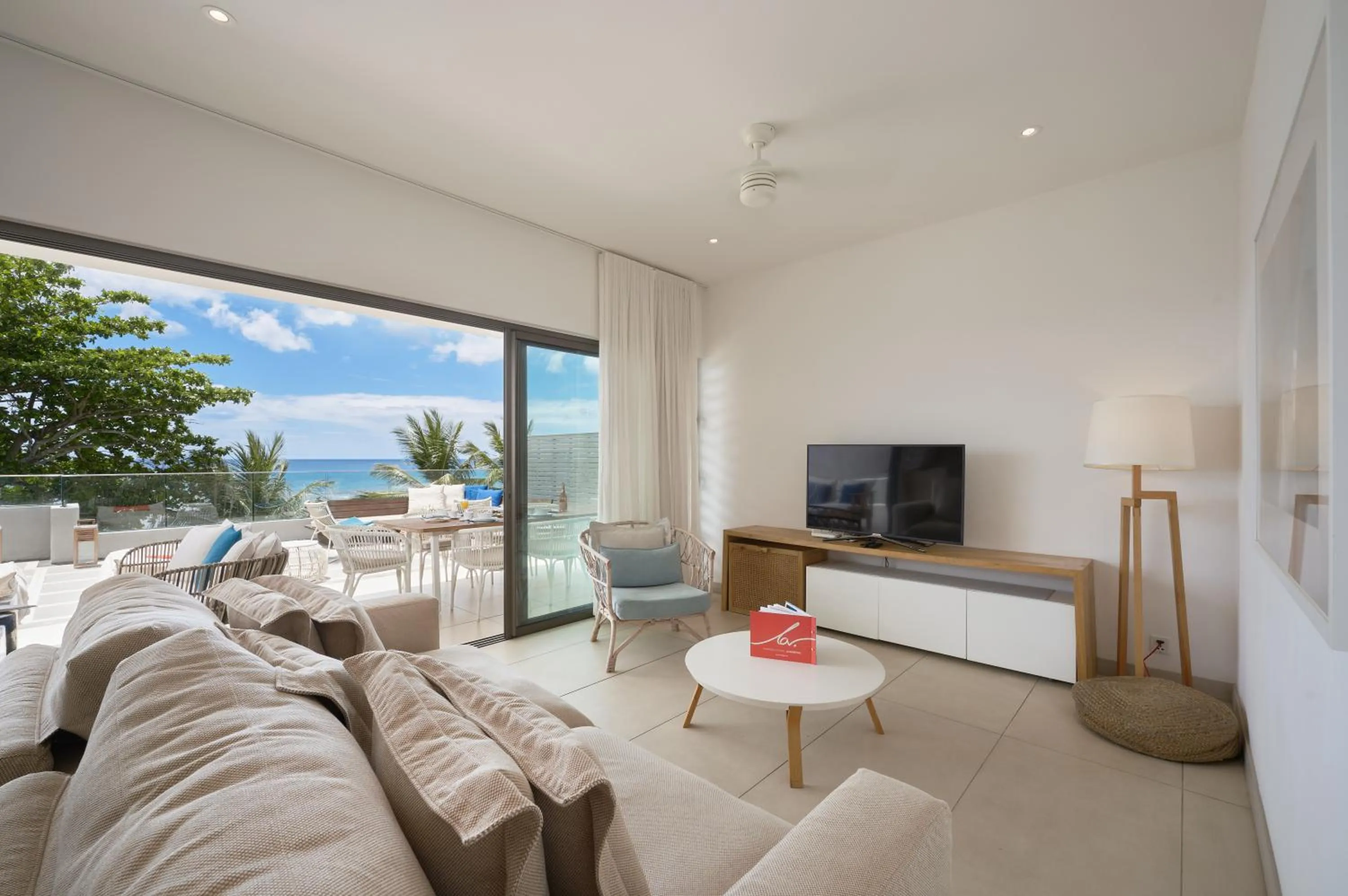 Communal lounge/ TV room in Les Estivales Beachfront Suites & Penthouses by LOV Mauritius