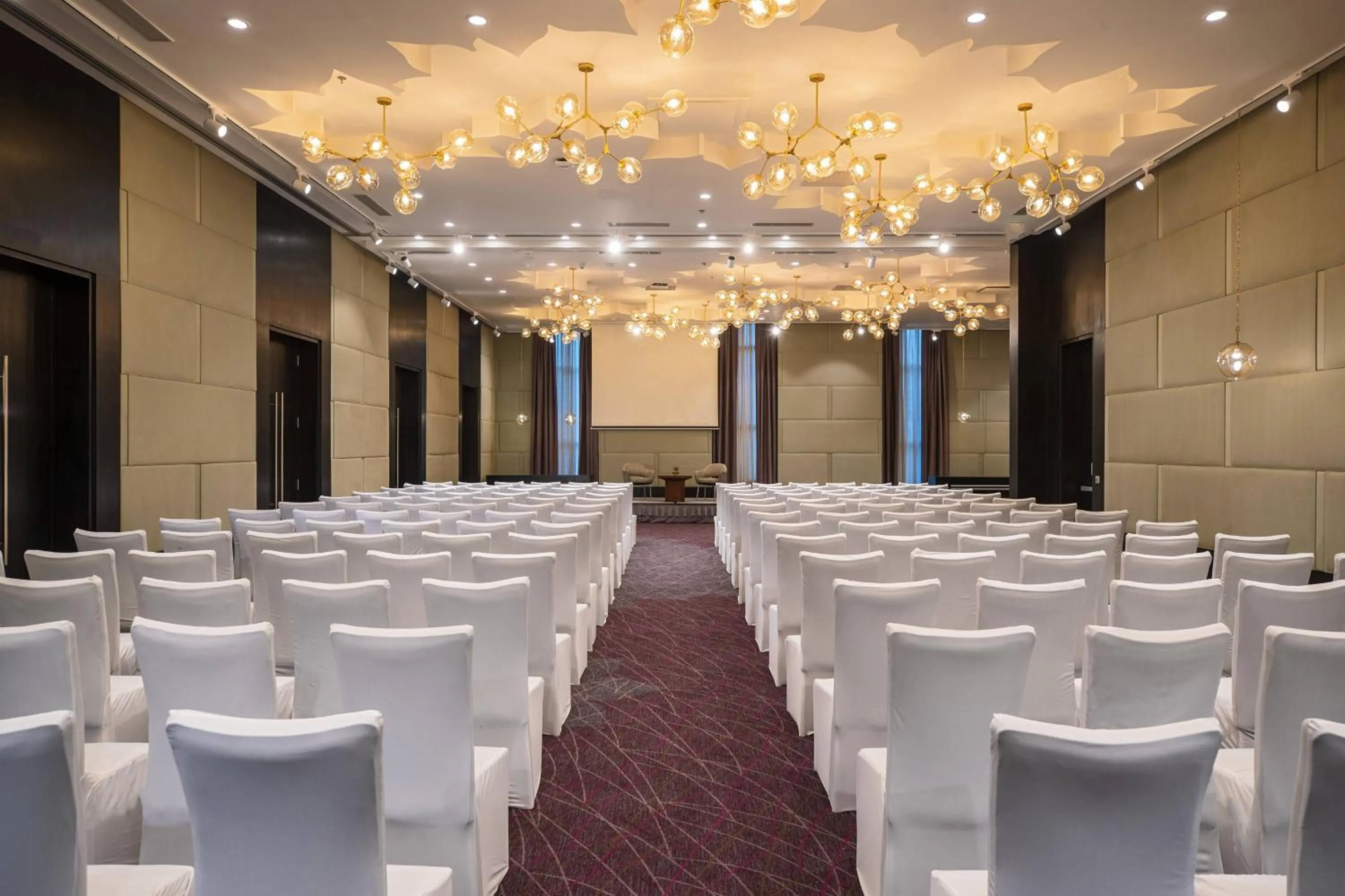 Meeting/conference room in Renaissance Bengaluru Race Course Hotel