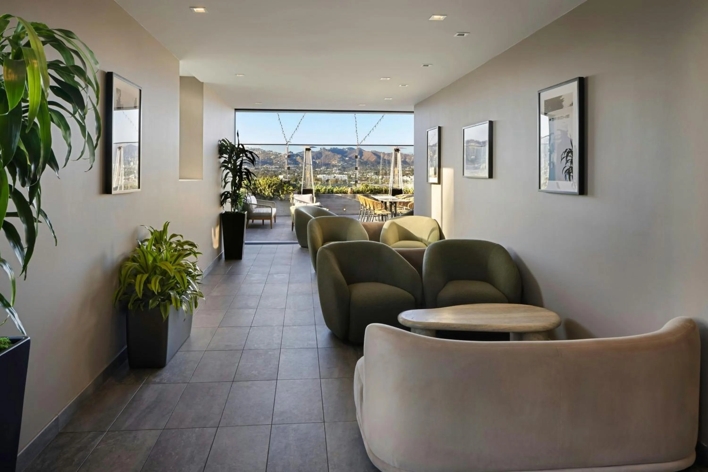 Lounge or bar in AC Hotel by Marriott Beverly Hills