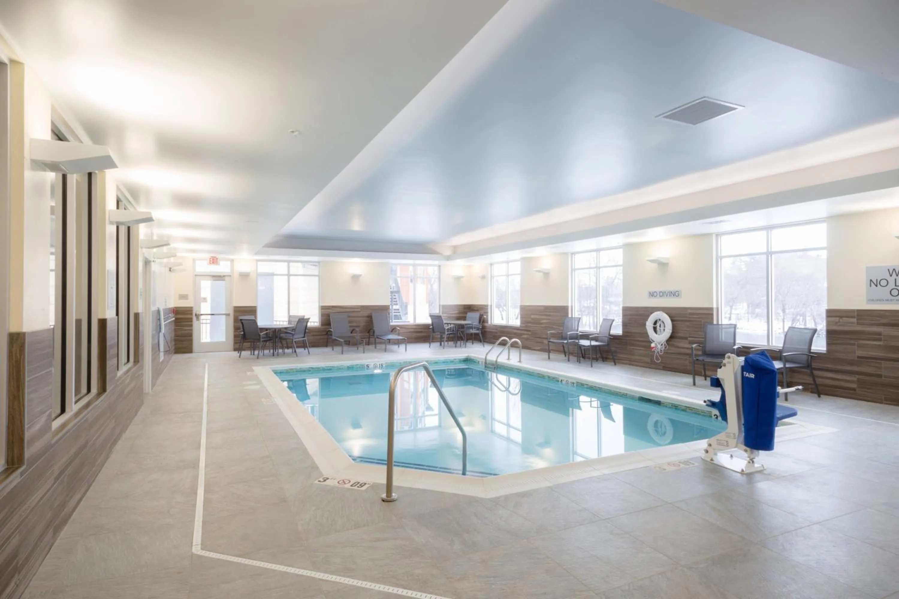 Swimming pool in Fairfield Inn & Suites by Marriott Northfield