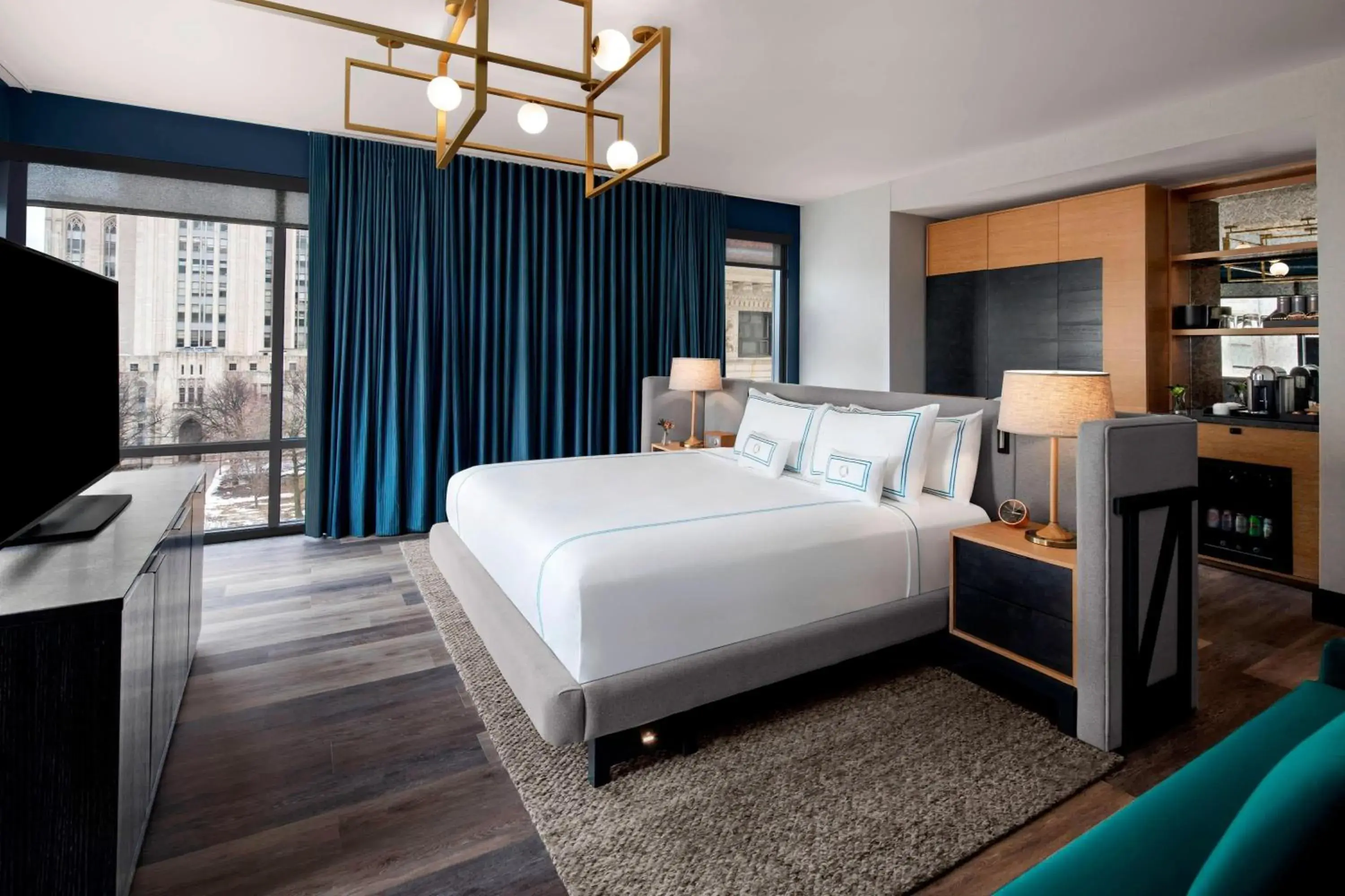 Corner Guest Room with King Bed and University View in The Oaklander Hotel, Autograph Collection Corner Guest Room with King Bed and University View in The Oaklander Hotel, Autograph Collection