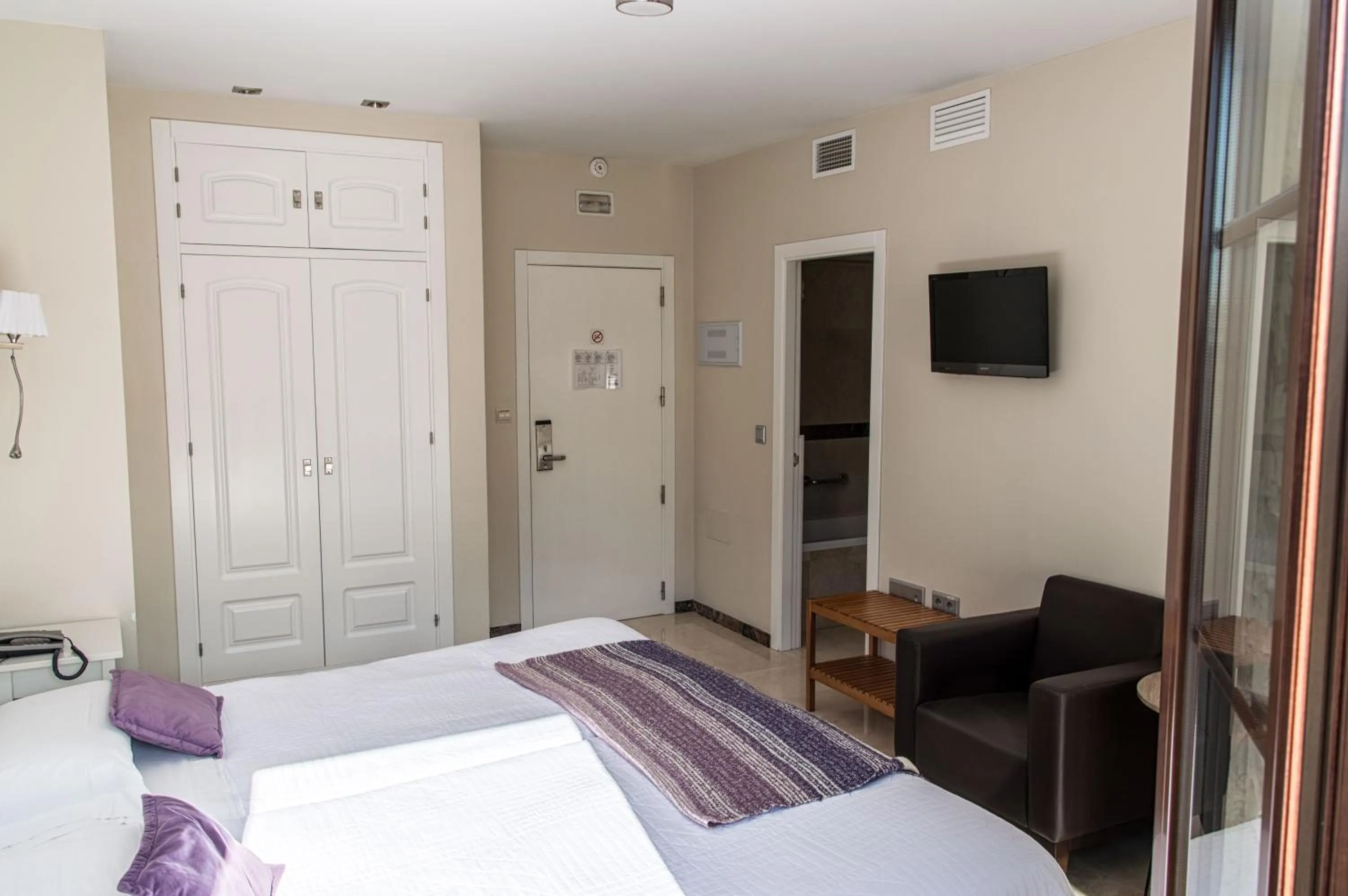 Bedroom, Bed in Hotel Sevilla