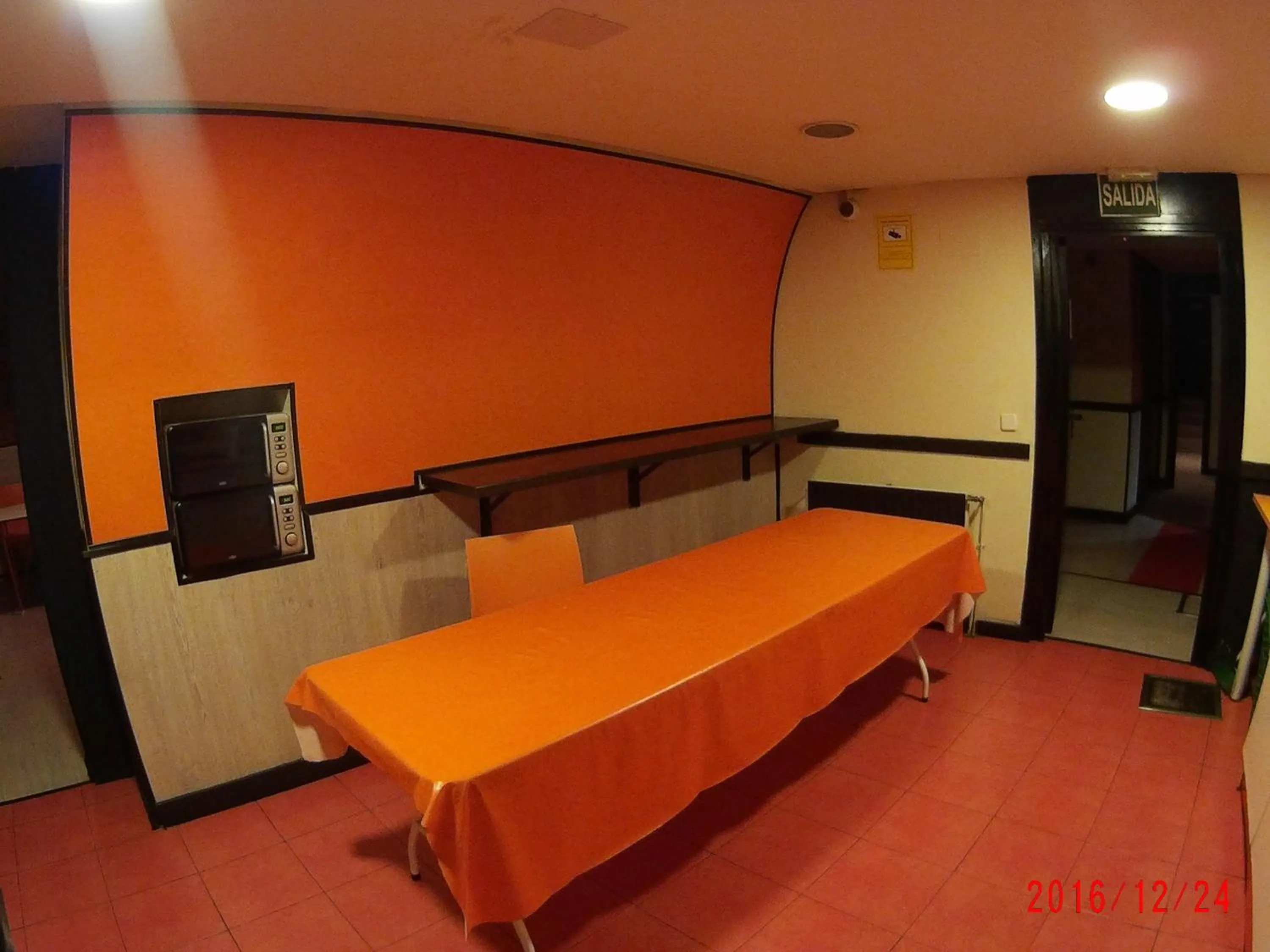 Communal kitchen, Bed in Hostels Meetingpoint