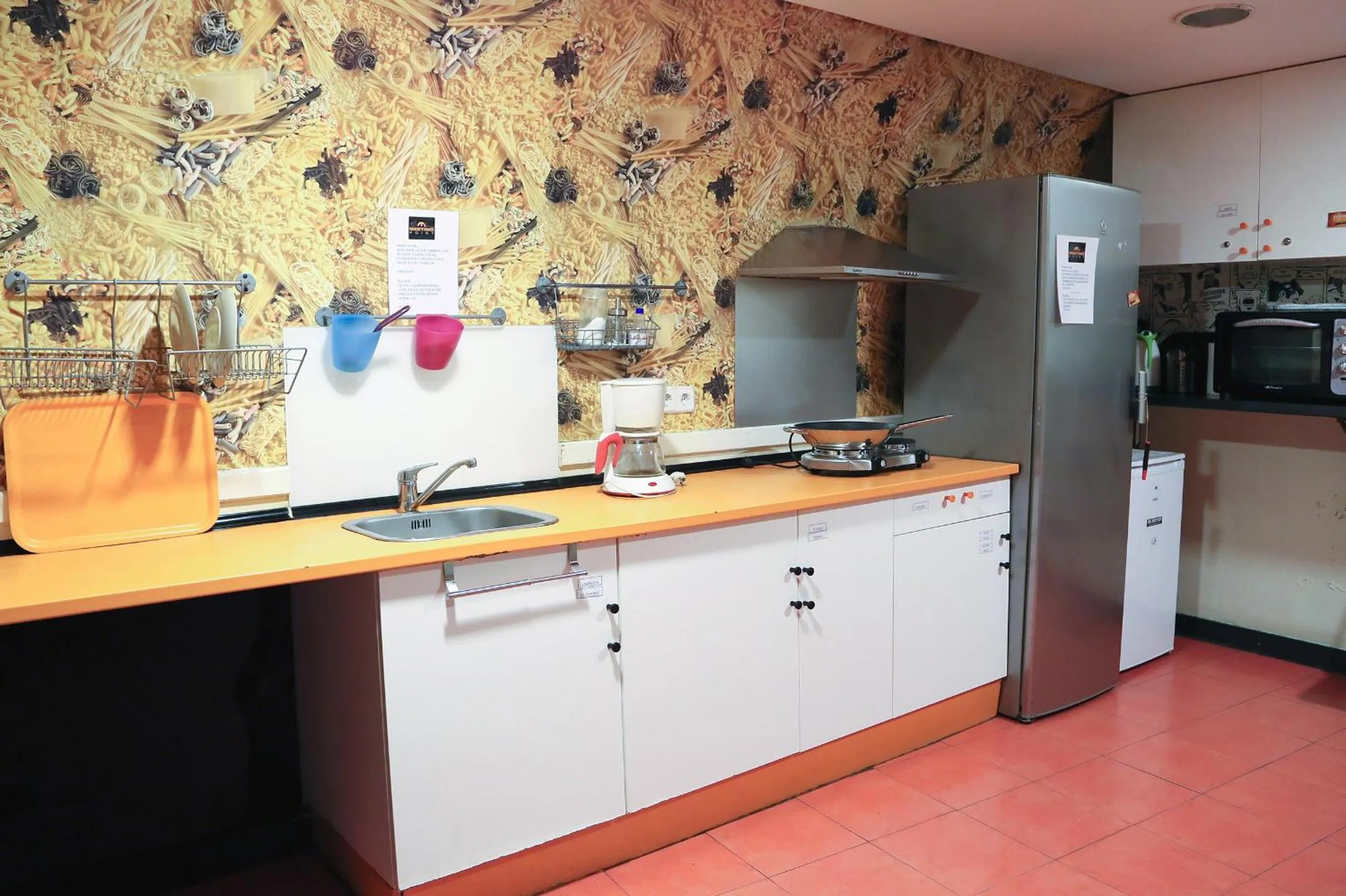 Communal kitchen in Hostels Meetingpoint