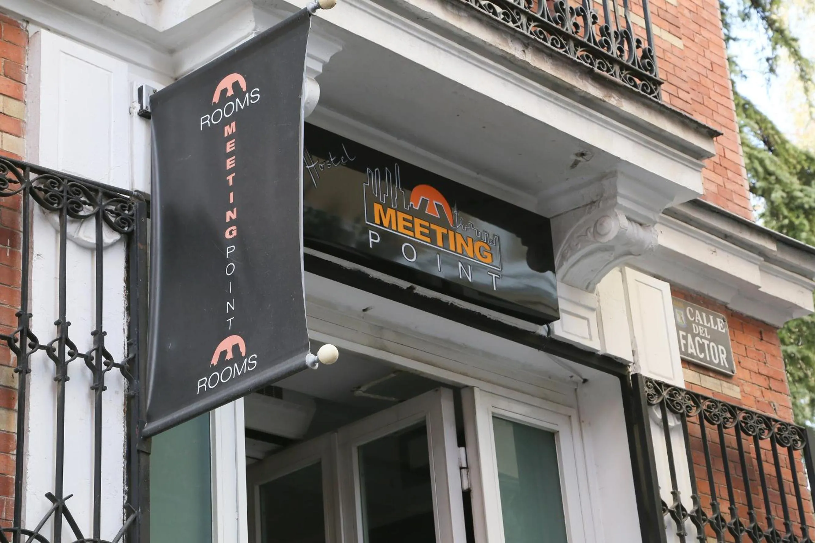 Facade/entrance in Hostels Meetingpoint