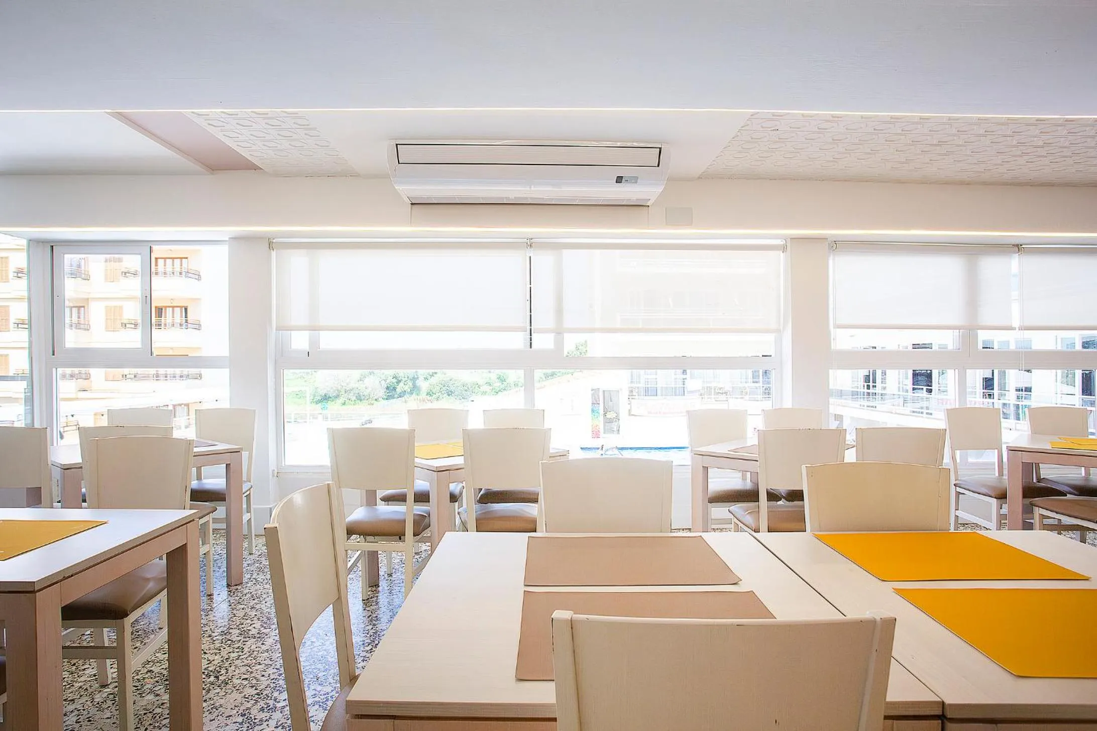 Restaurant/places to eat in BJ Playamar Hotel & Apartamentos