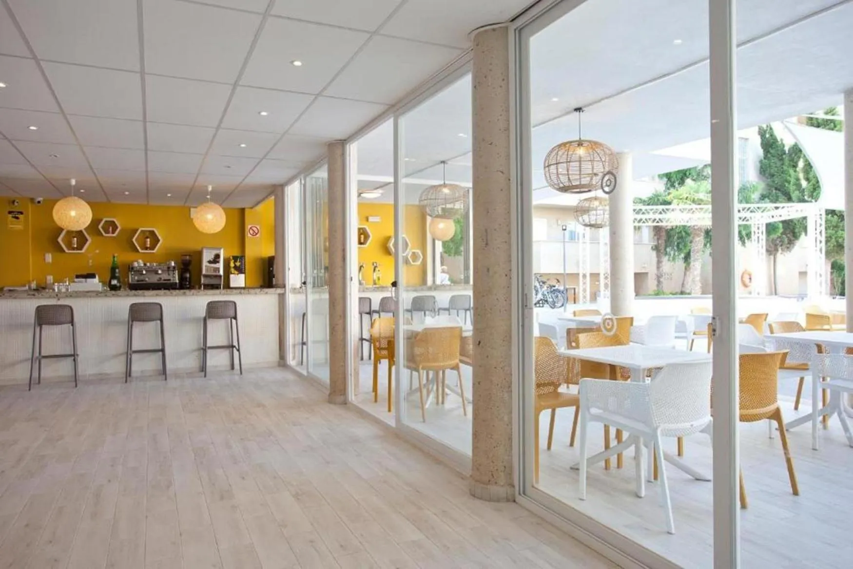 Lounge or bar in BJ Playamar Hotel & Apartamentos