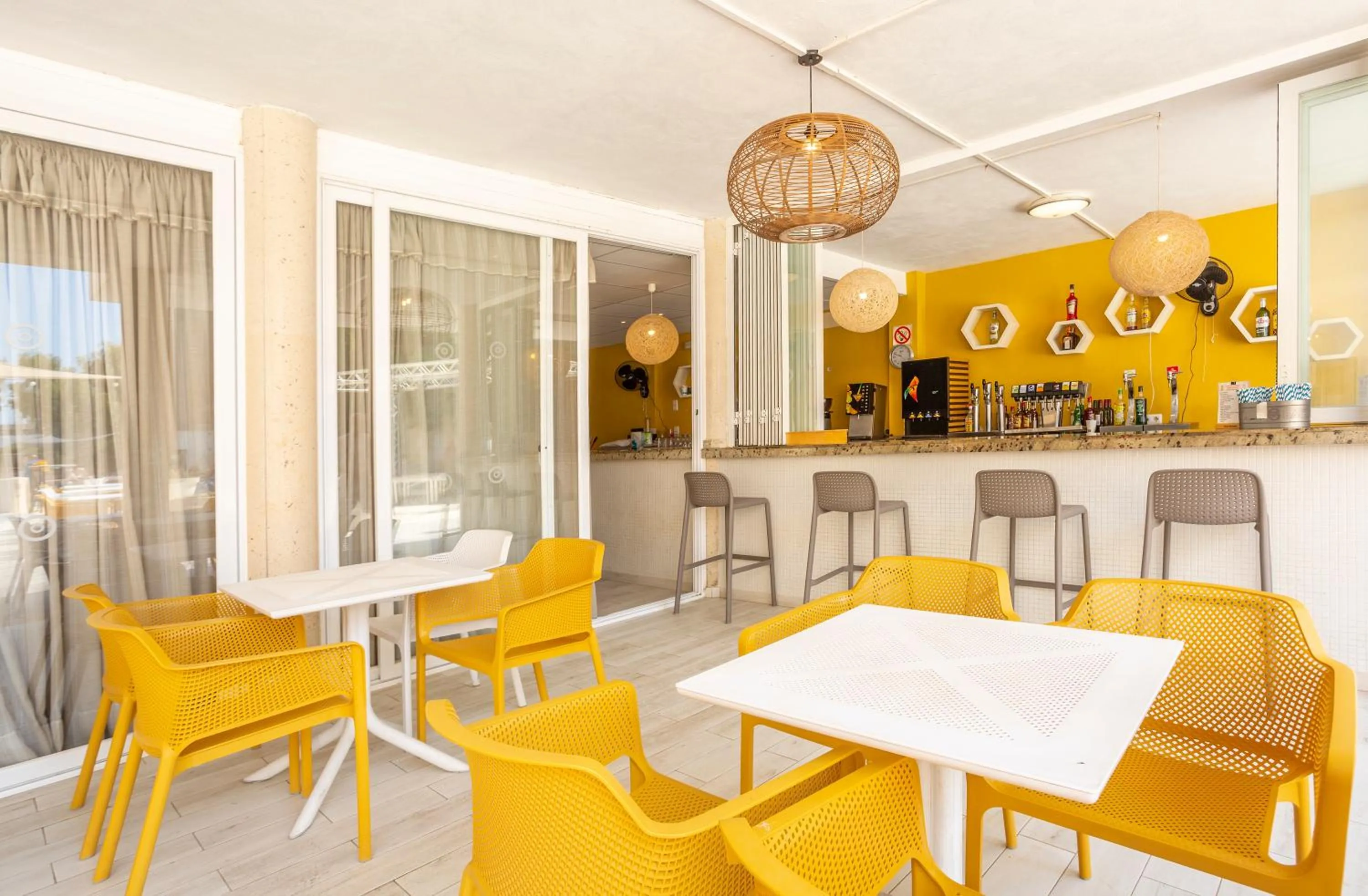 Lounge or bar in BJ Playamar Hotel & Apartamentos