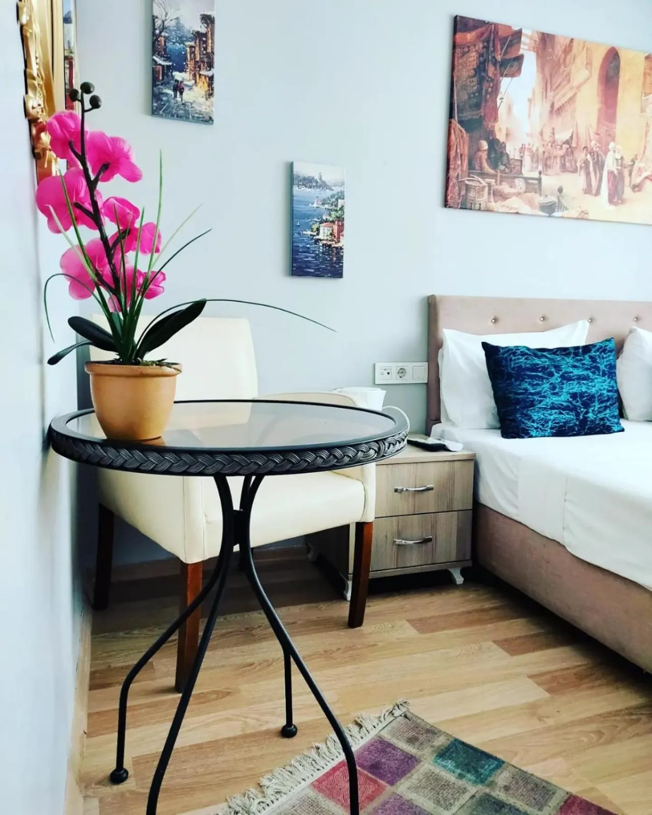 Seating area, Bed in Hotel Estambul