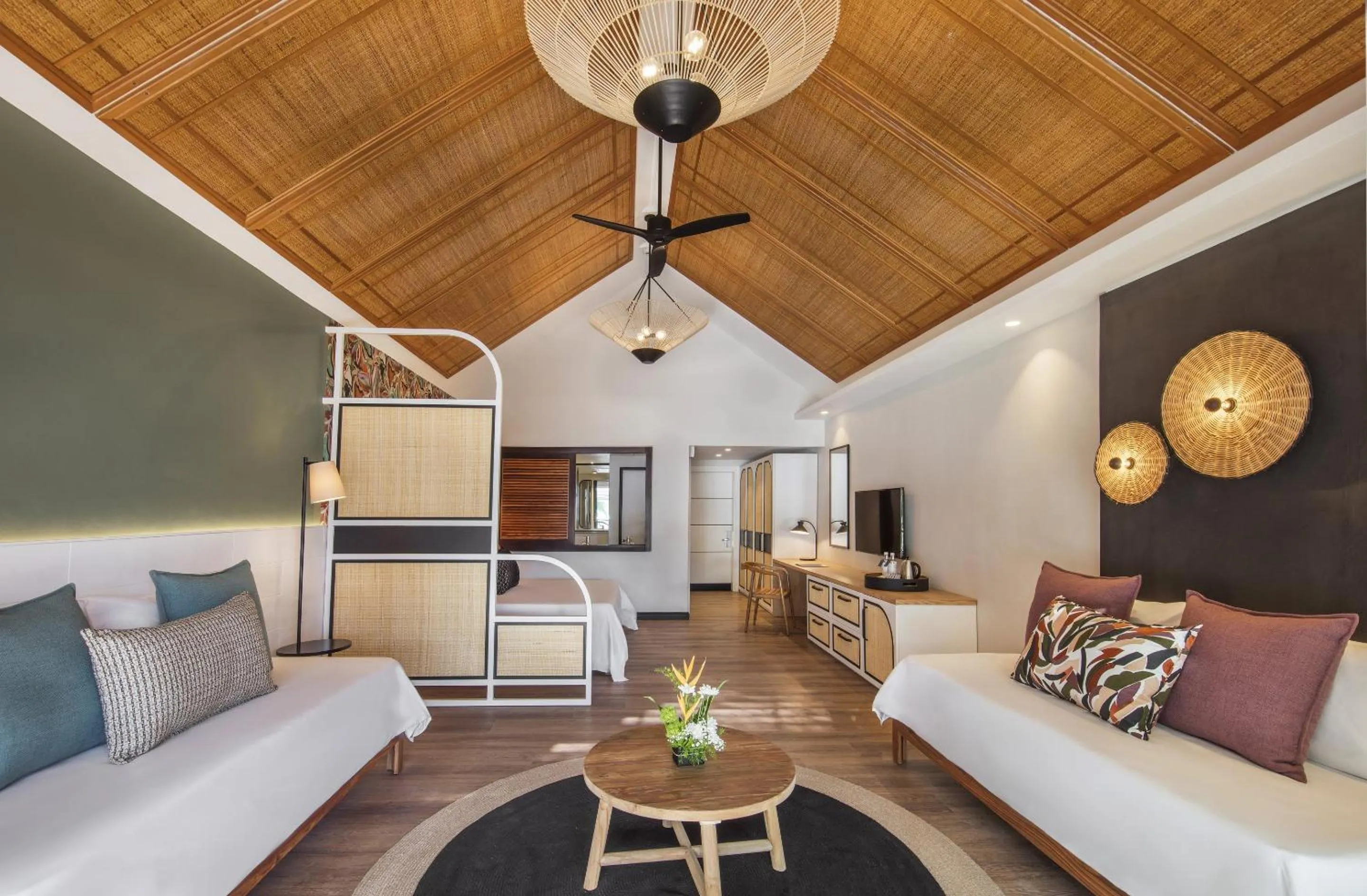 Bed in Victoria Beachcomber Resort & Spa