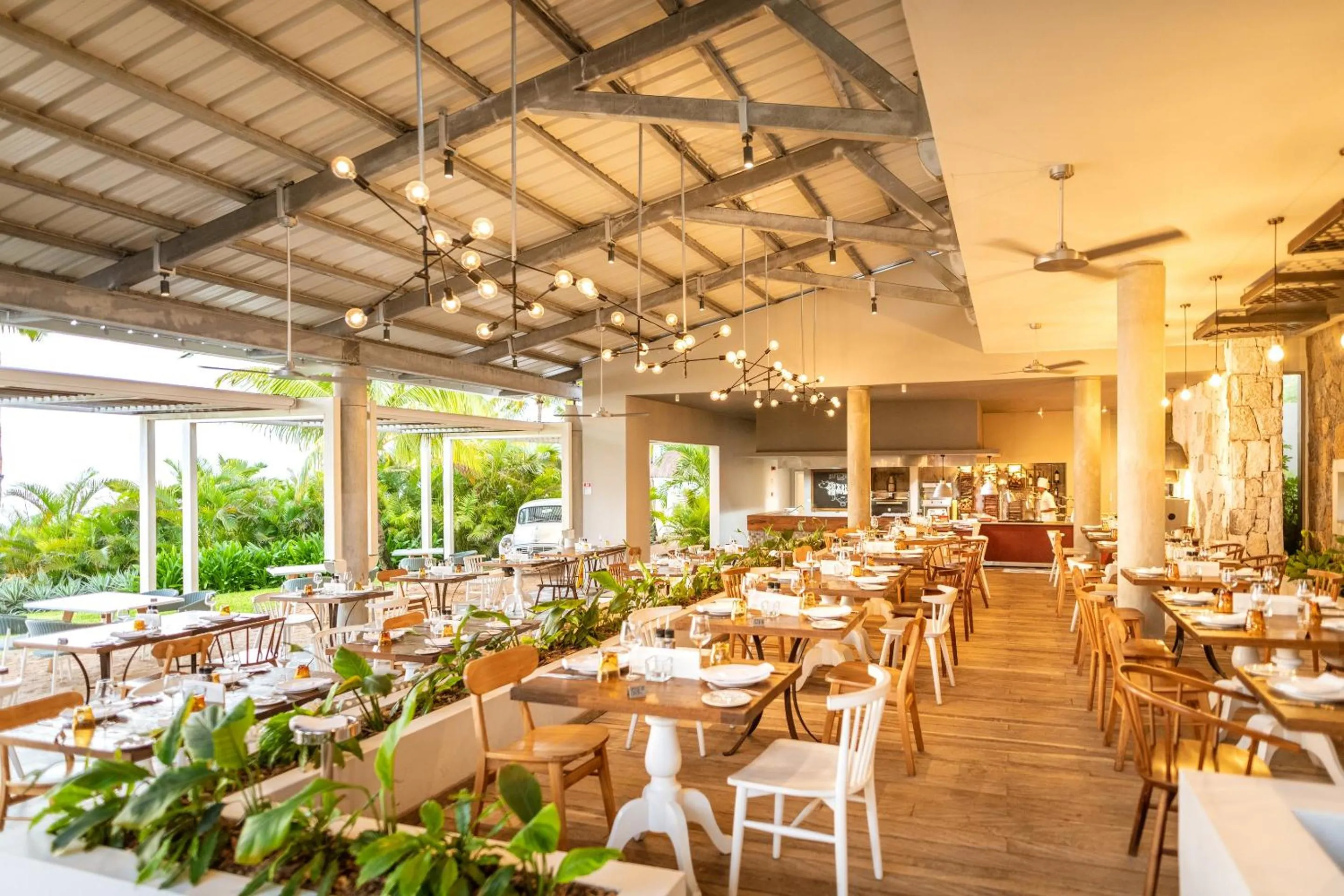 Restaurant/places to eat in Victoria Beachcomber Resort & Spa