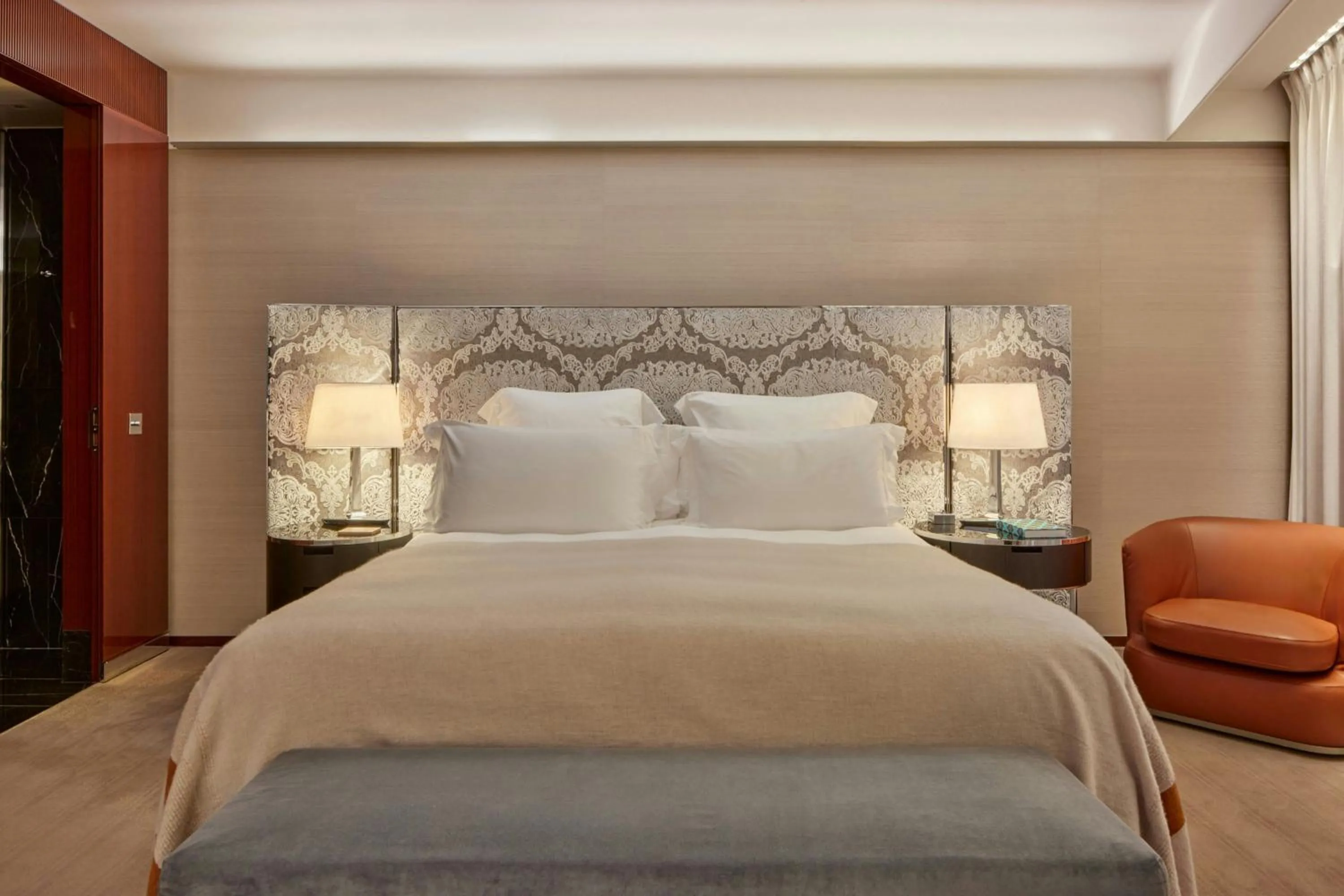 Photo of the whole room, Bed in Bvlgari Hotel London