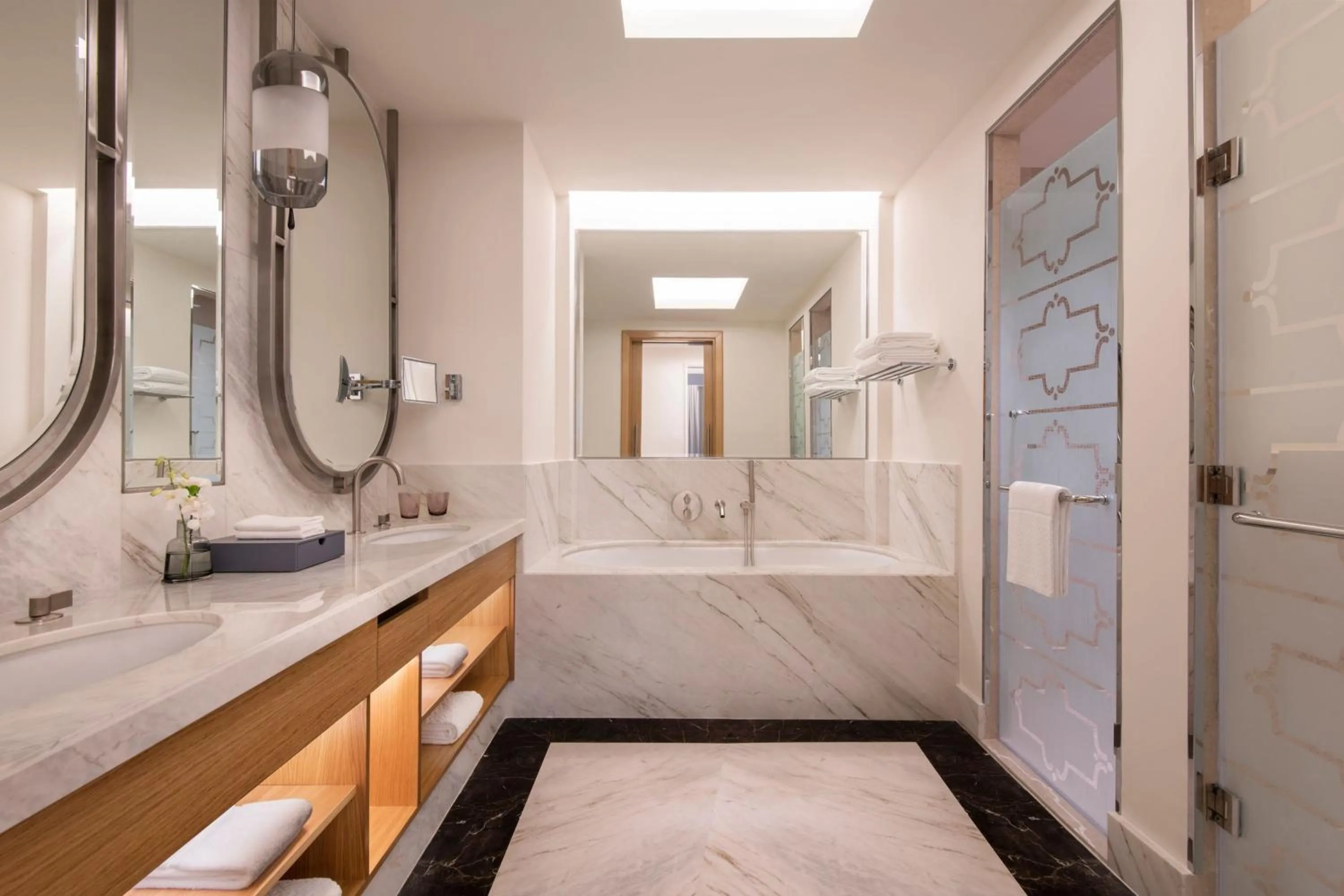 Photo of the whole room, Bed in The St. Regis Doha