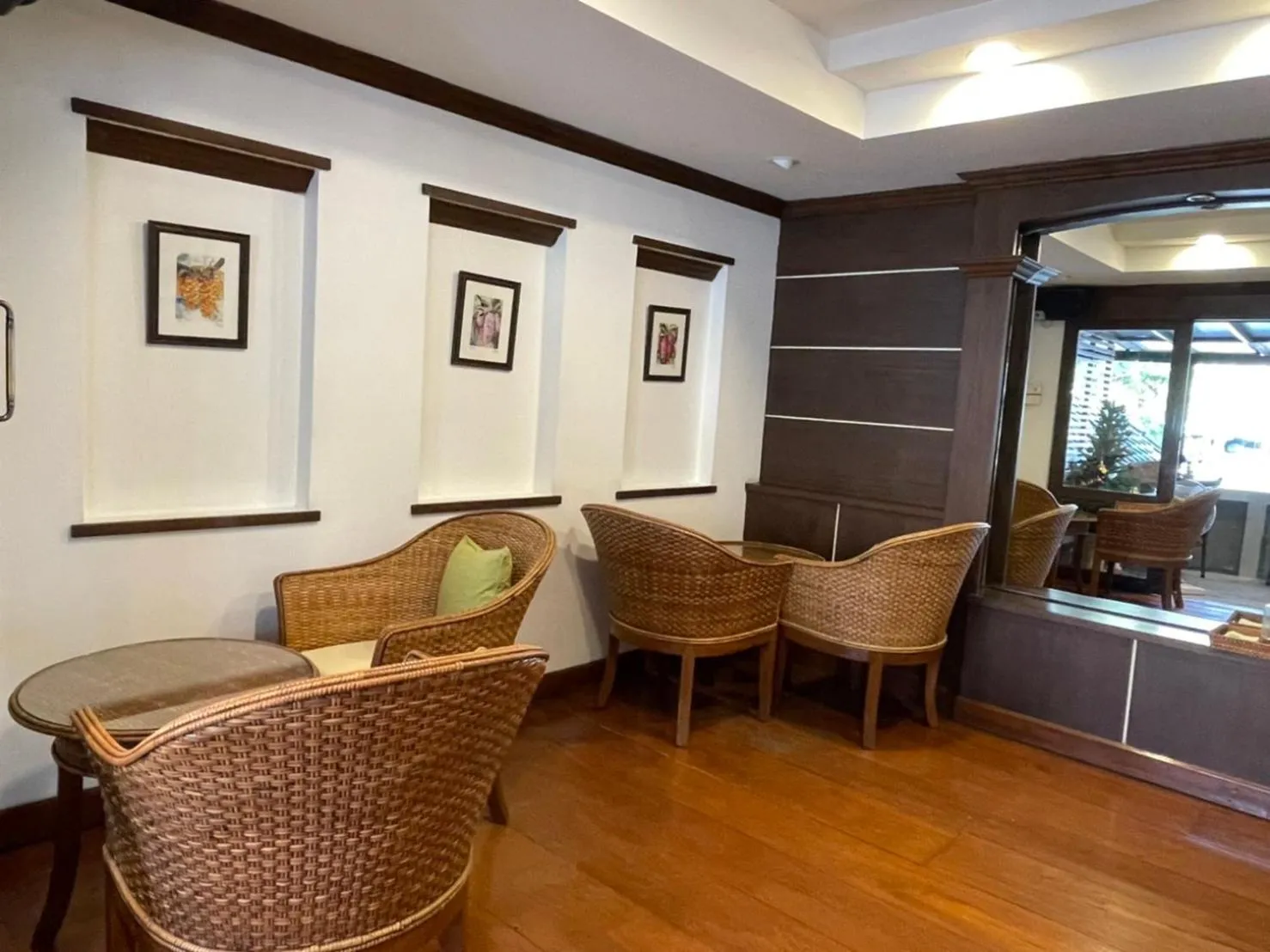 On-site shops in Rich Lanna House