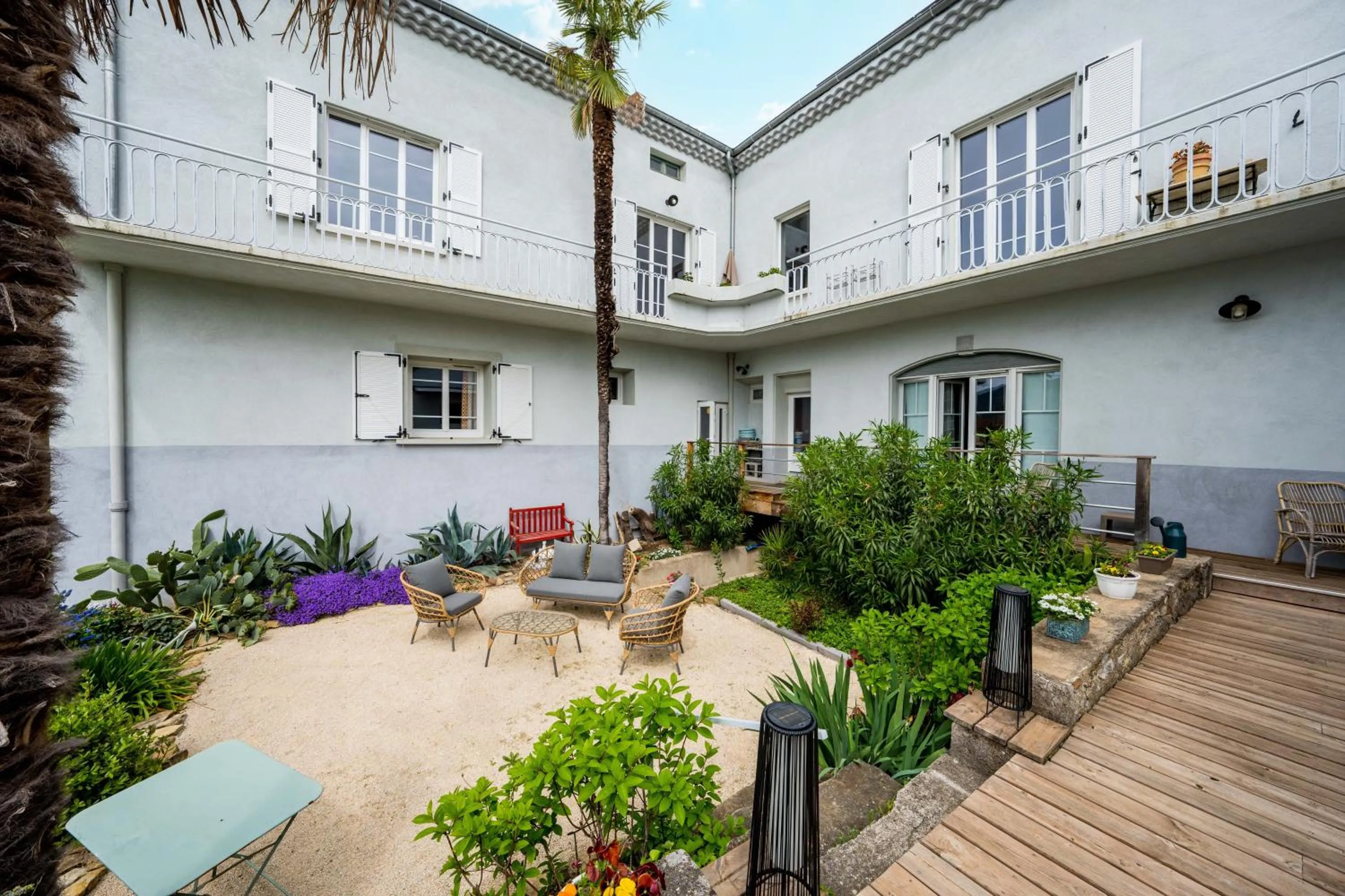 Property building in La Maison Jaffran, suite en ville
