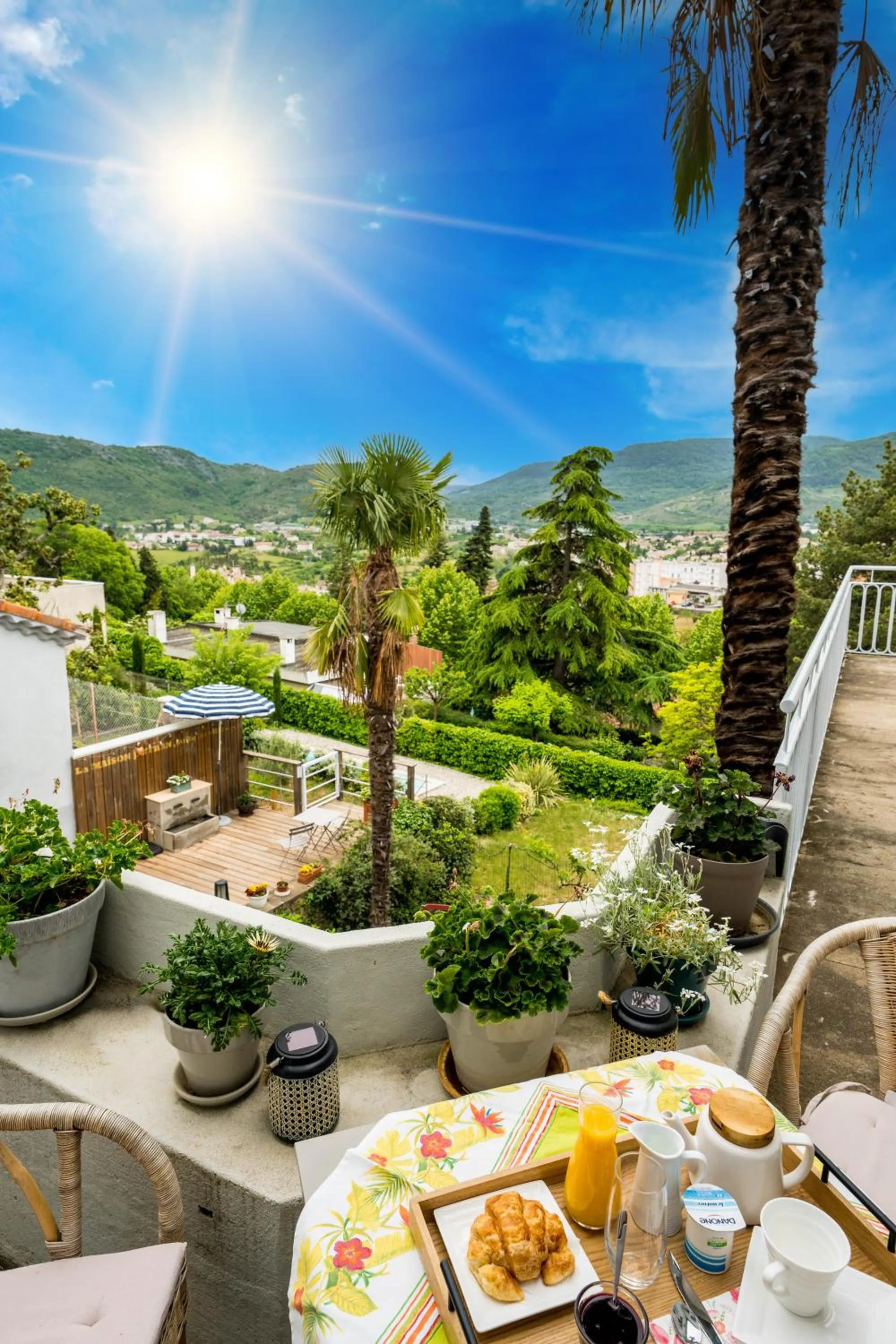 Mountain view in La Maison Jaffran, suite en ville