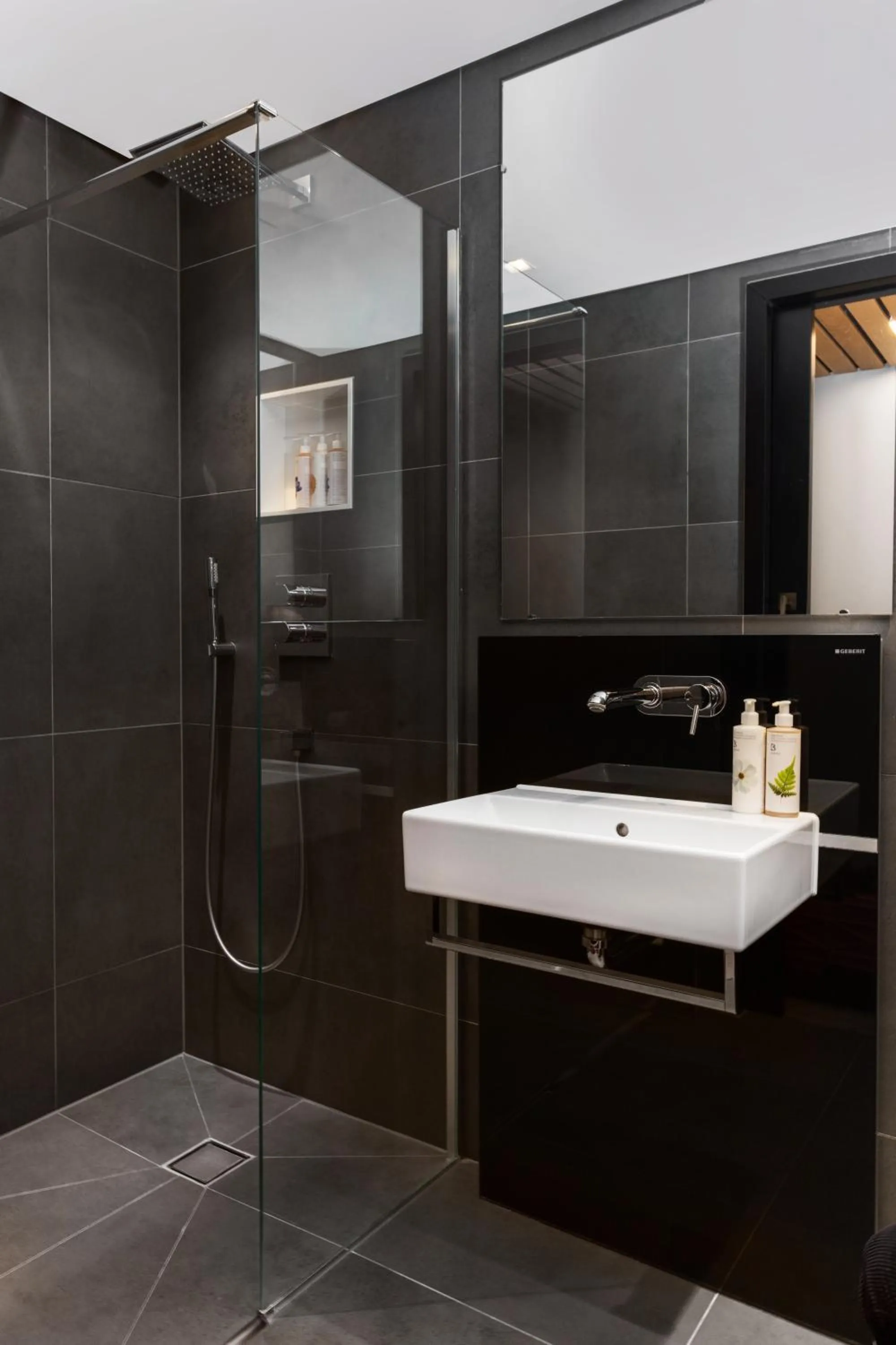 Shower in Native Bankside