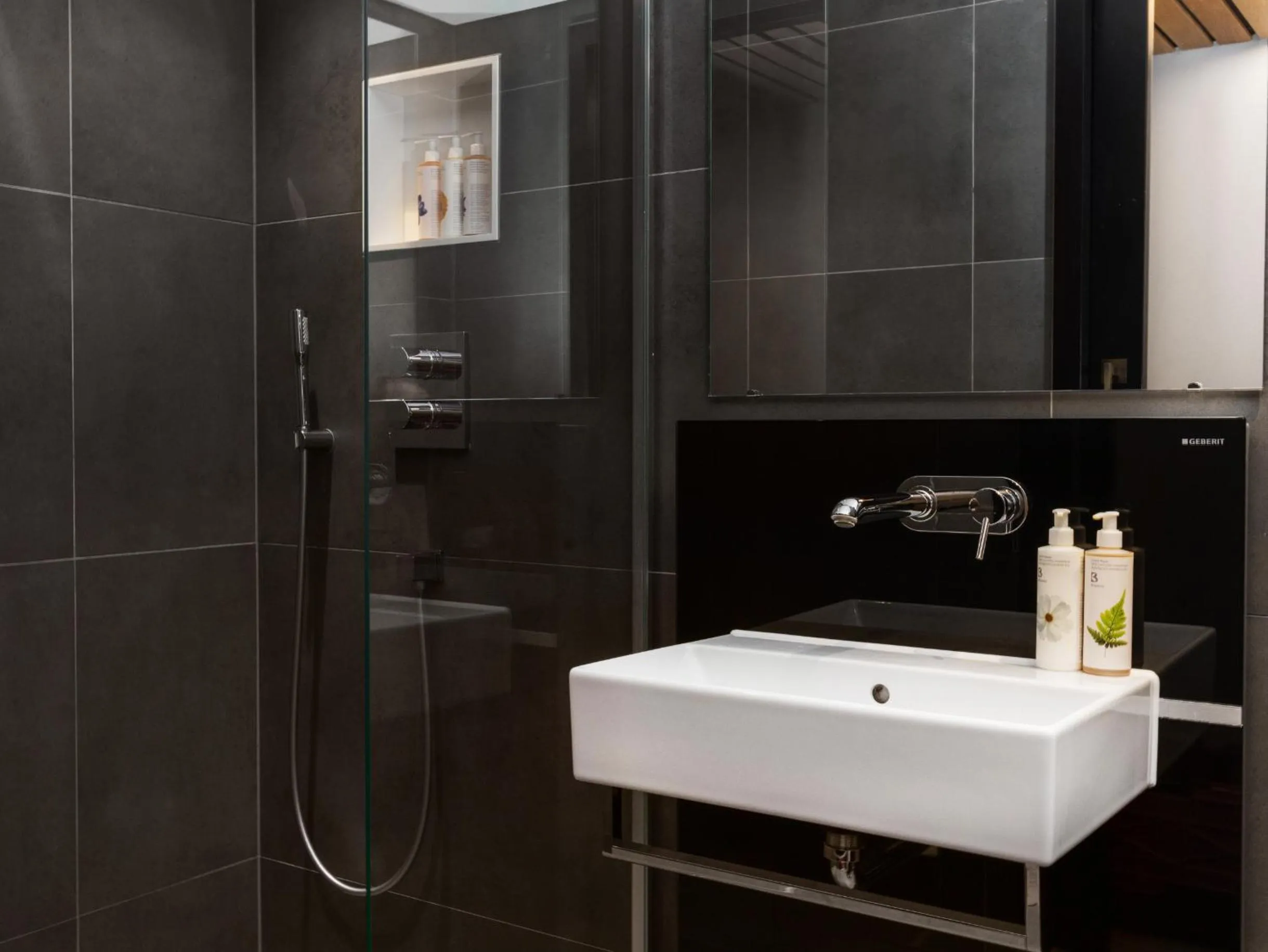 Shower in Native Bankside