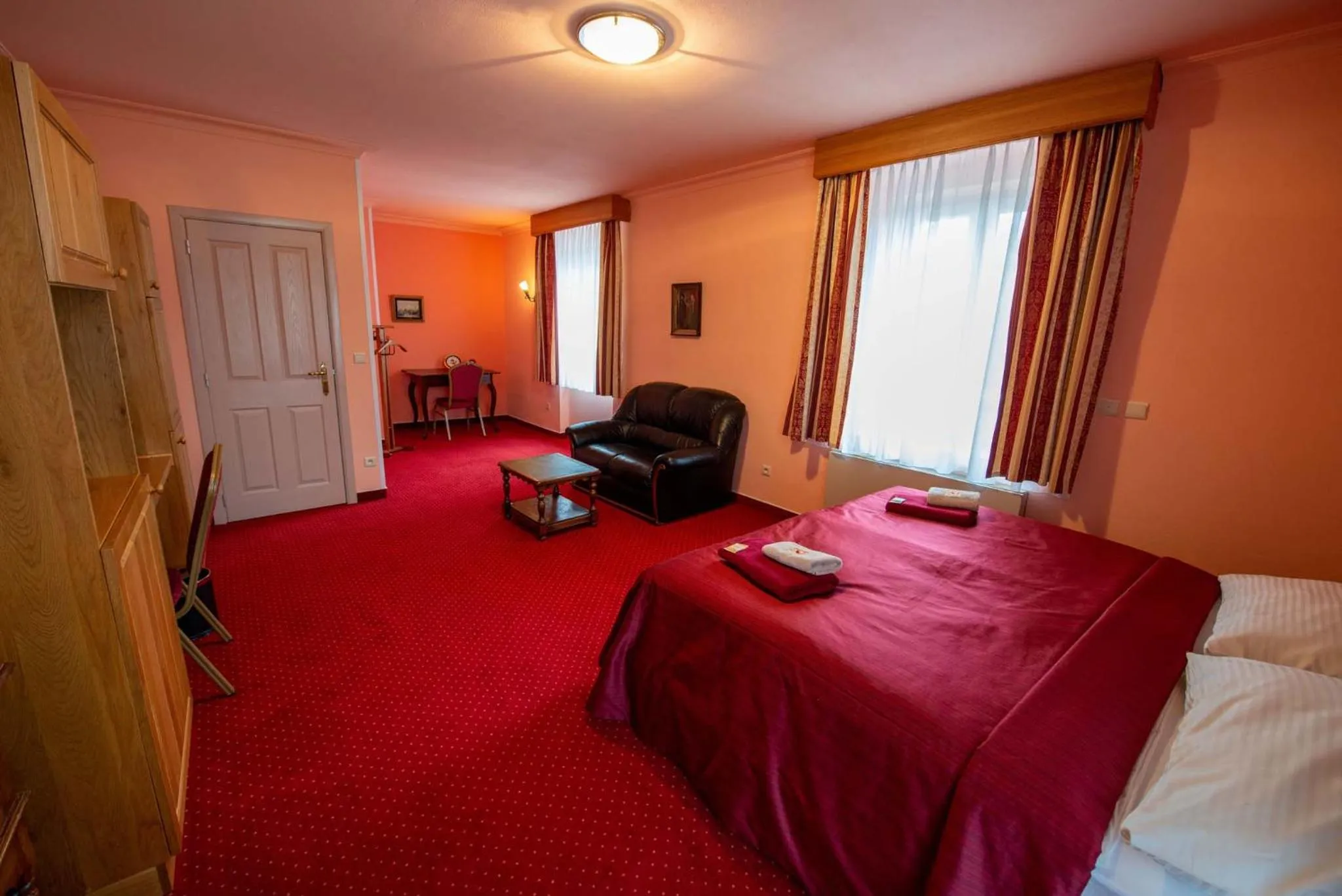 Communal lounge/ TV room in Hotel Rustikal