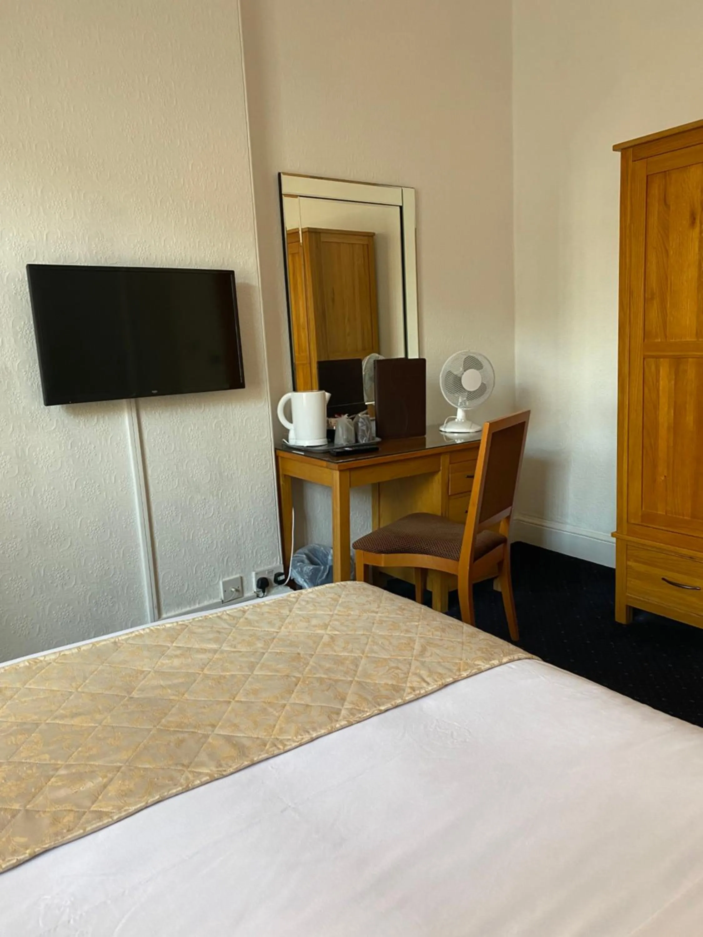 Bed in The Tudor Hotel