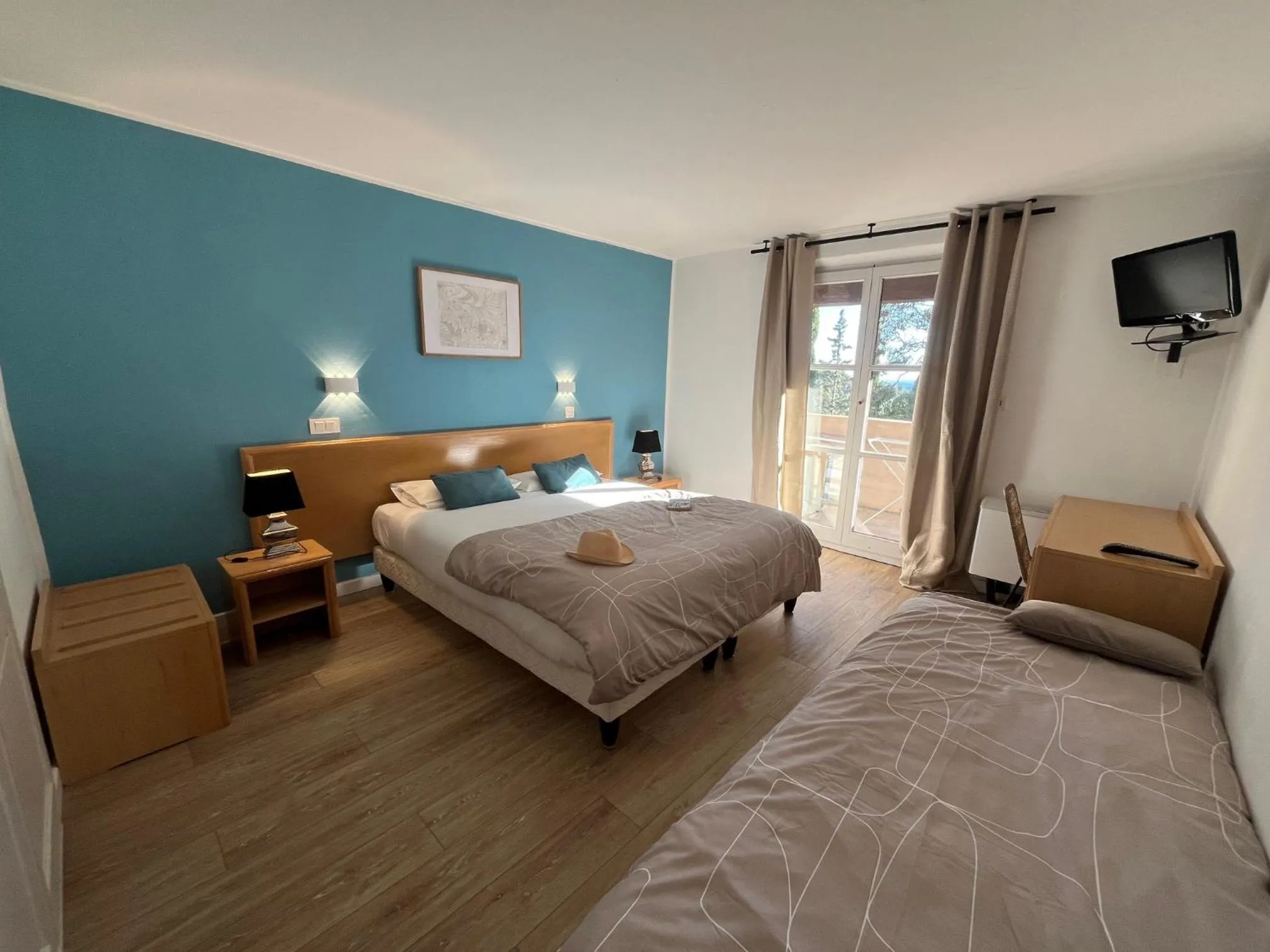 Photo of the whole room, Bed in Le Mas des Collines