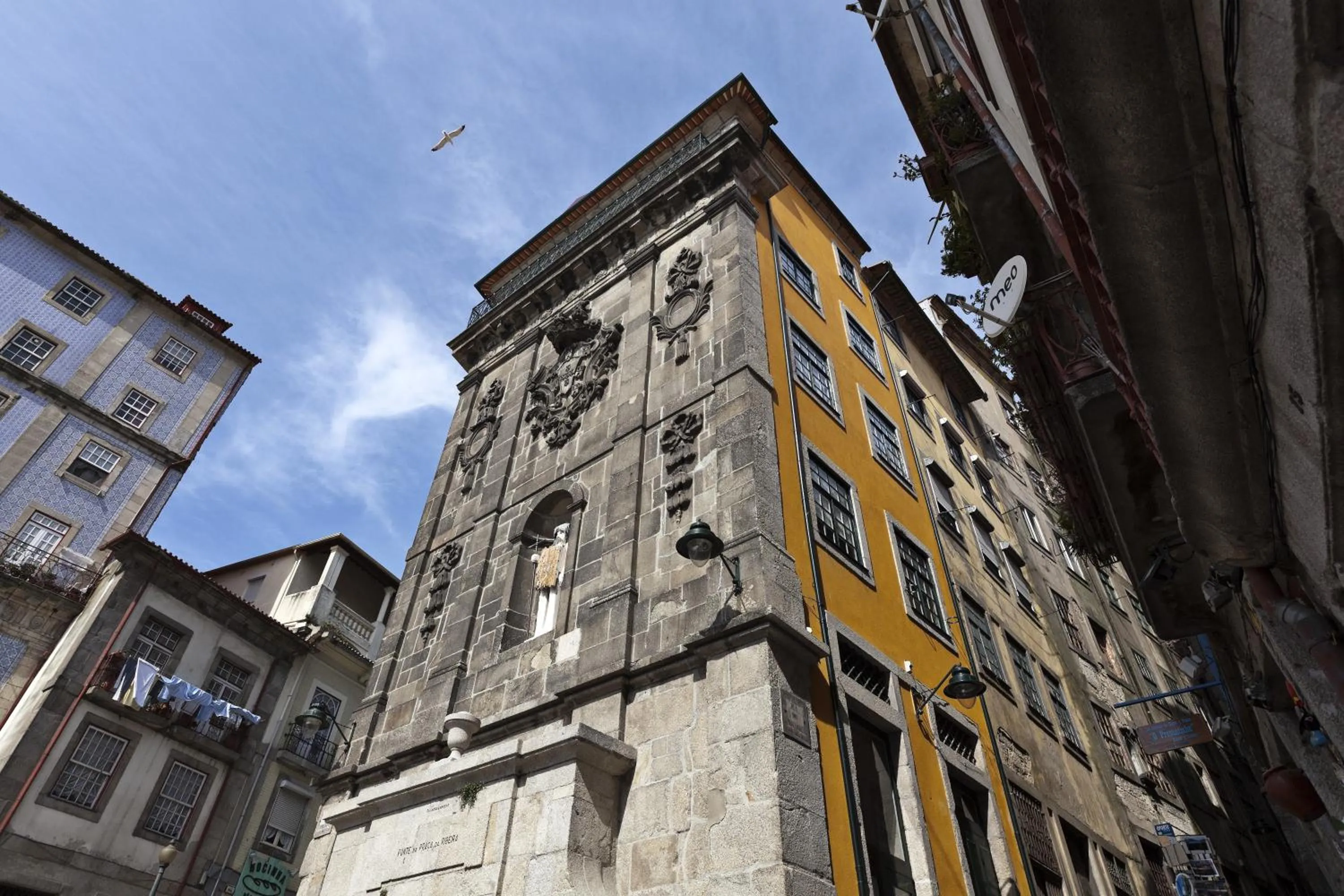 Property building in PortoSense Ribeira