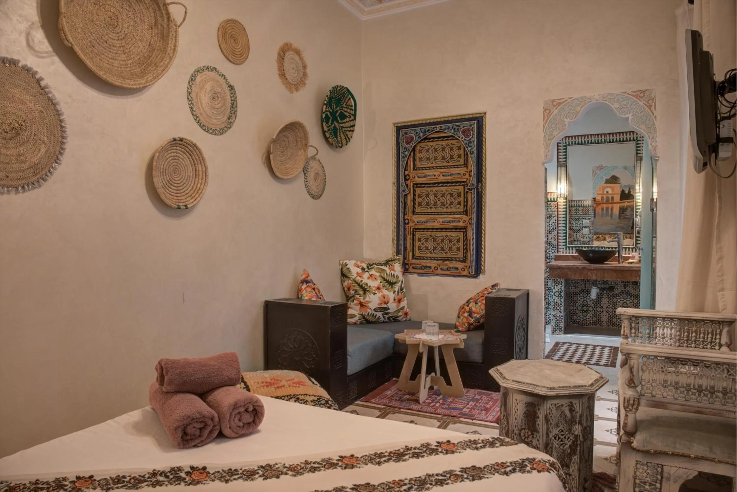 Seating area, Bed in Riad Les Oliviers & Spa