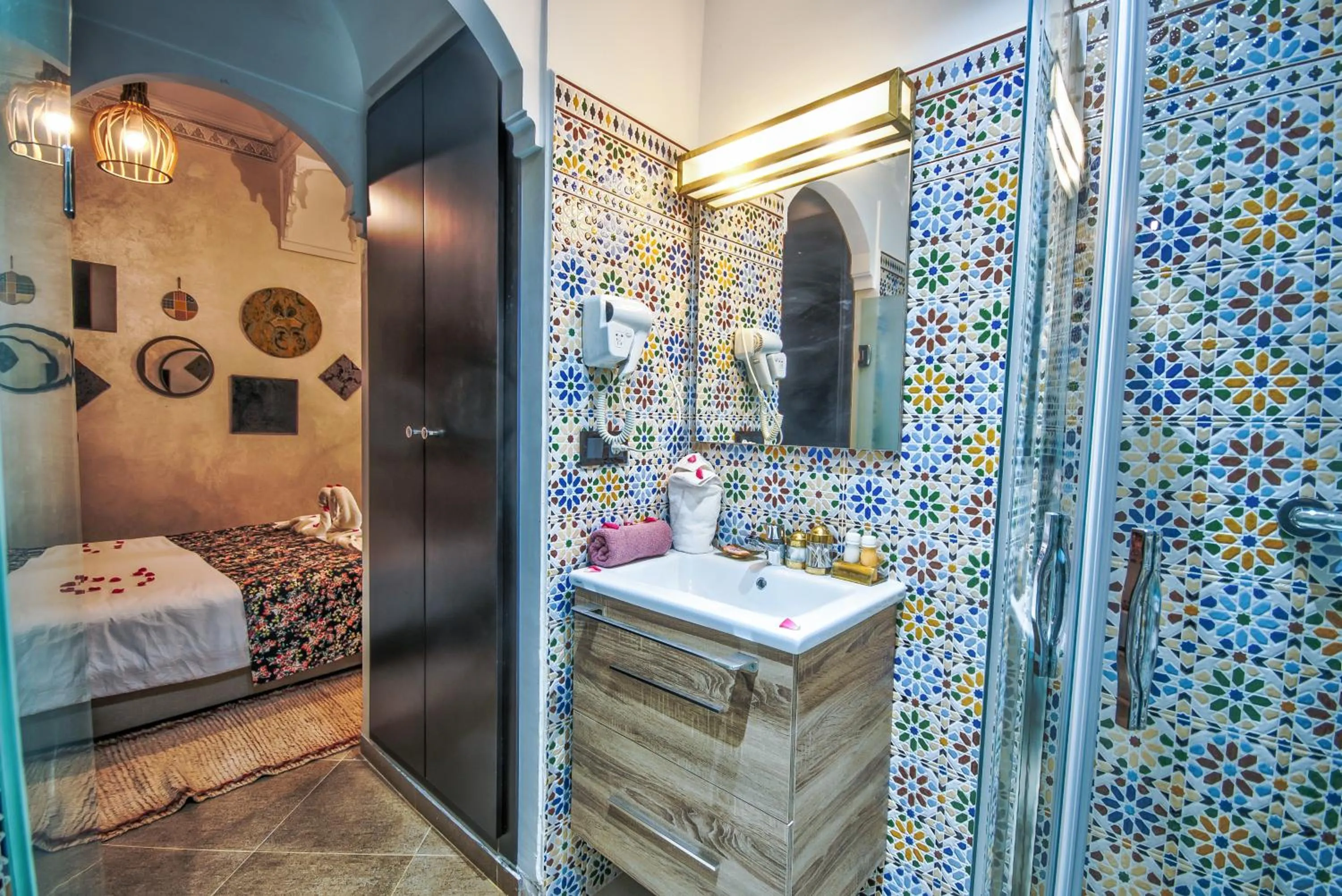 Bathroom, Bed in Riad Les Oliviers & Spa