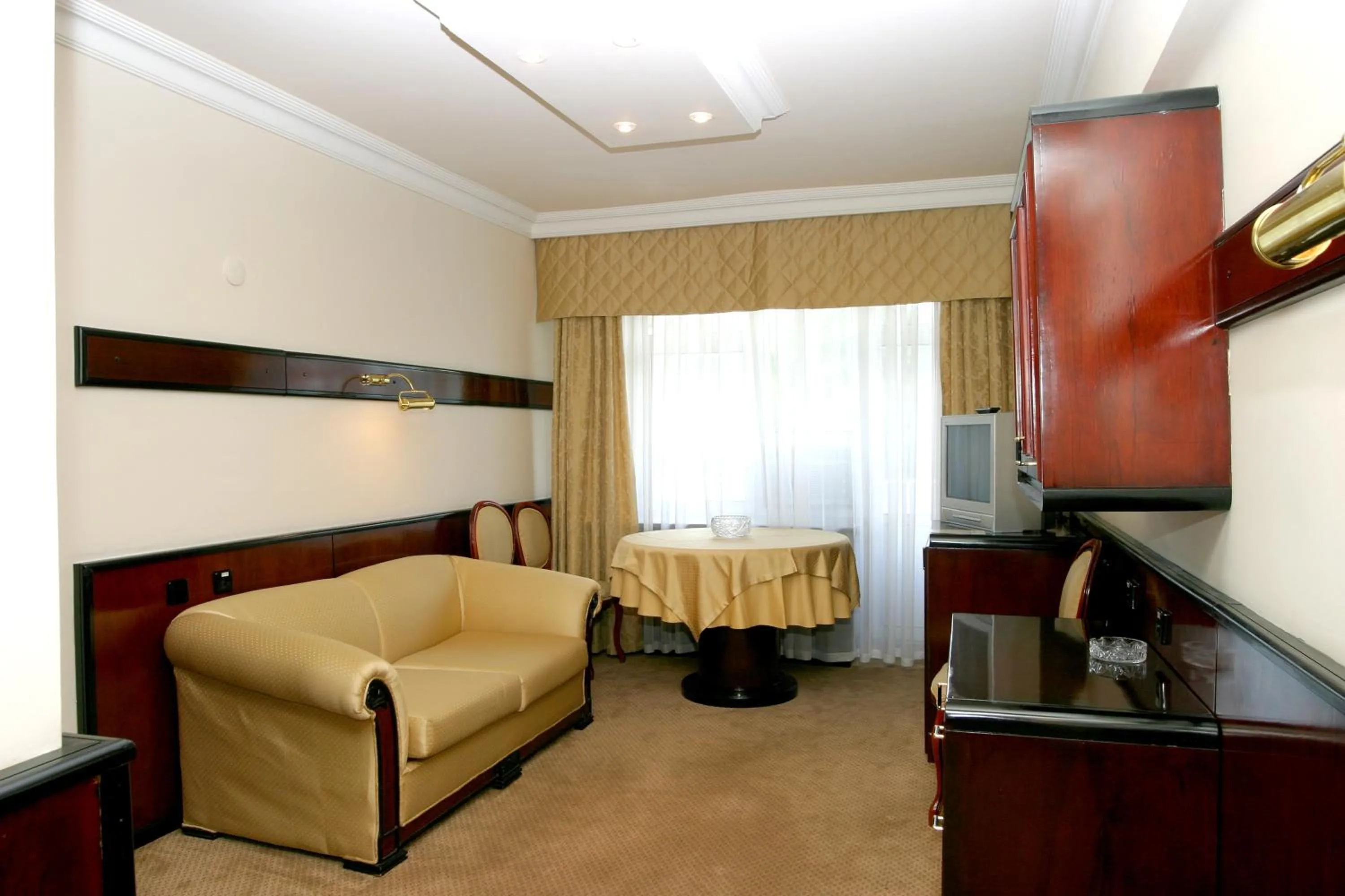 Seating area, Bed in Otrar