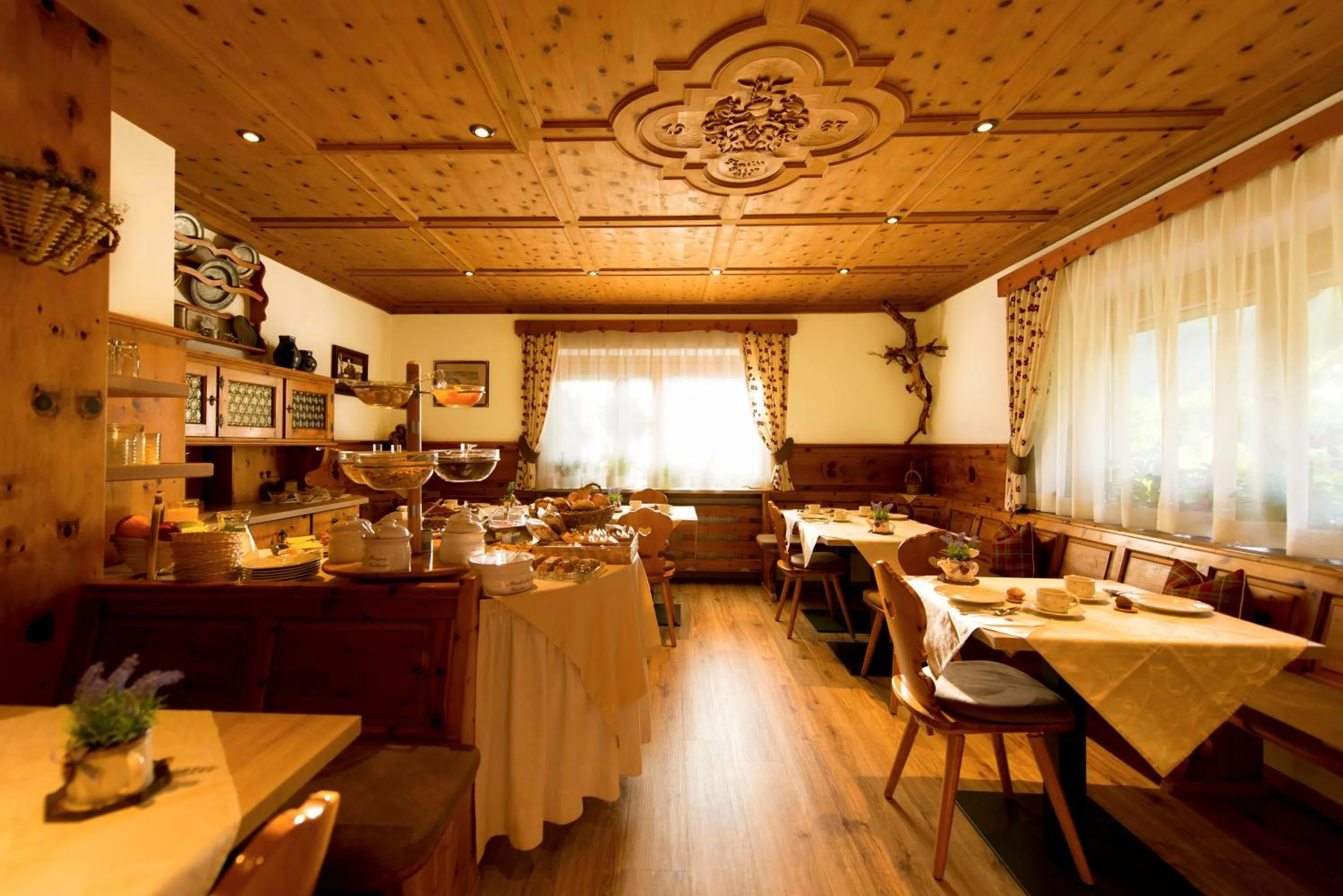 Restaurant/places to eat in Garni Hotel Geier