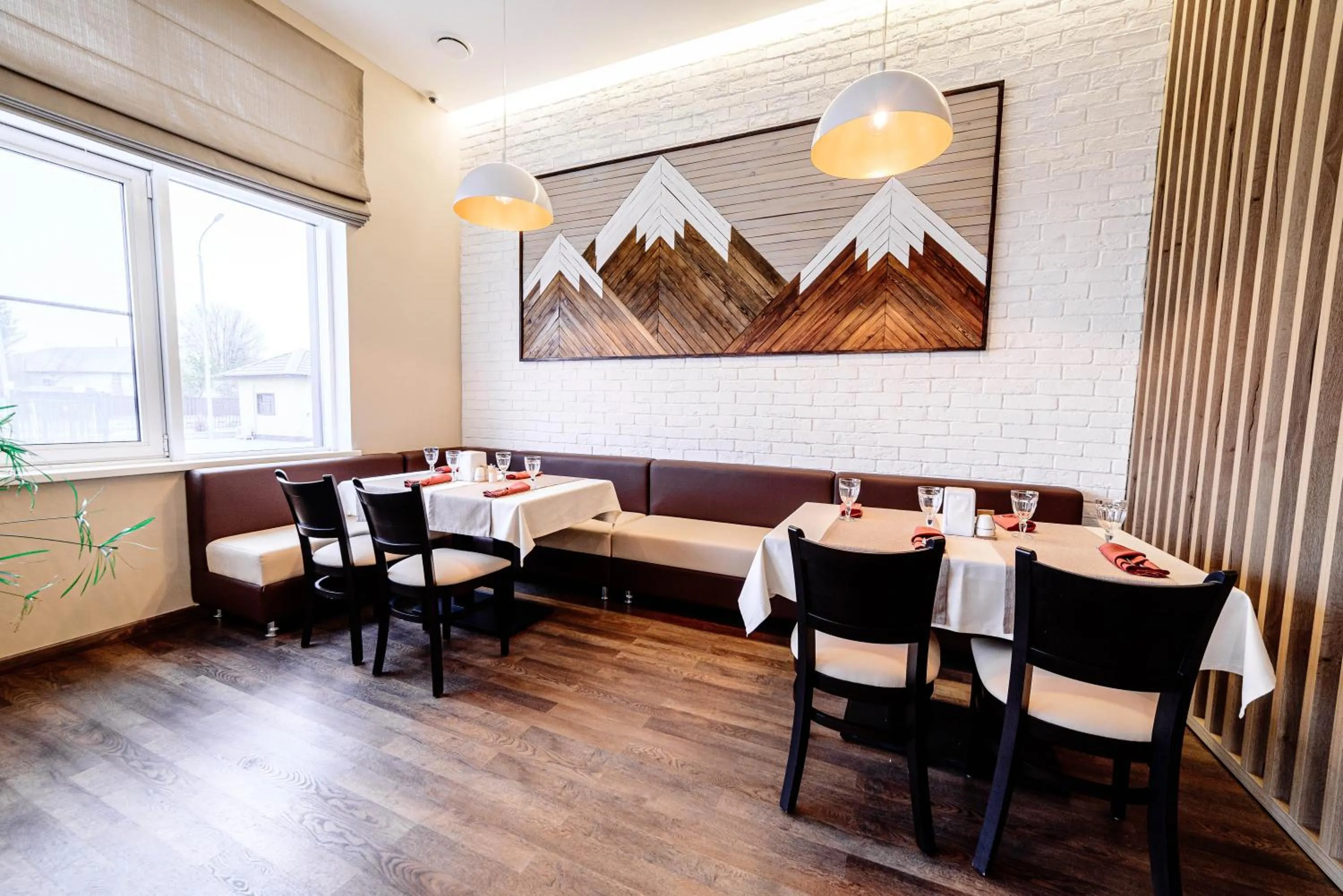 Restaurant/places to eat in Chagala Hotel Aksai