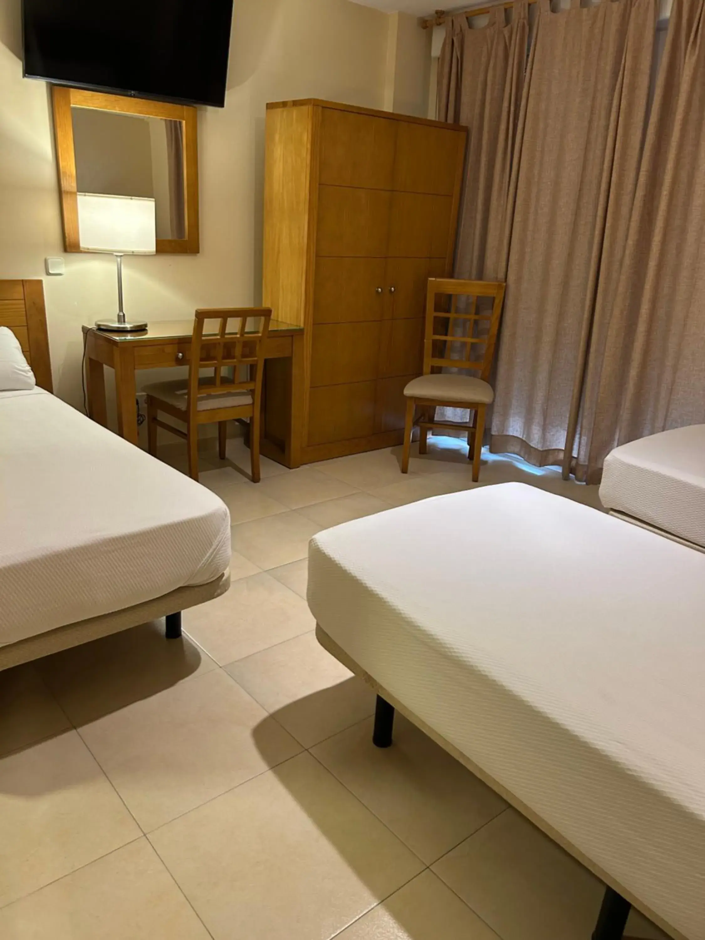 Triple Room with 3 Single Beds in Hostal Aeropuerto Triple Room with 3 Single Beds in Hostal Aeropuerto
