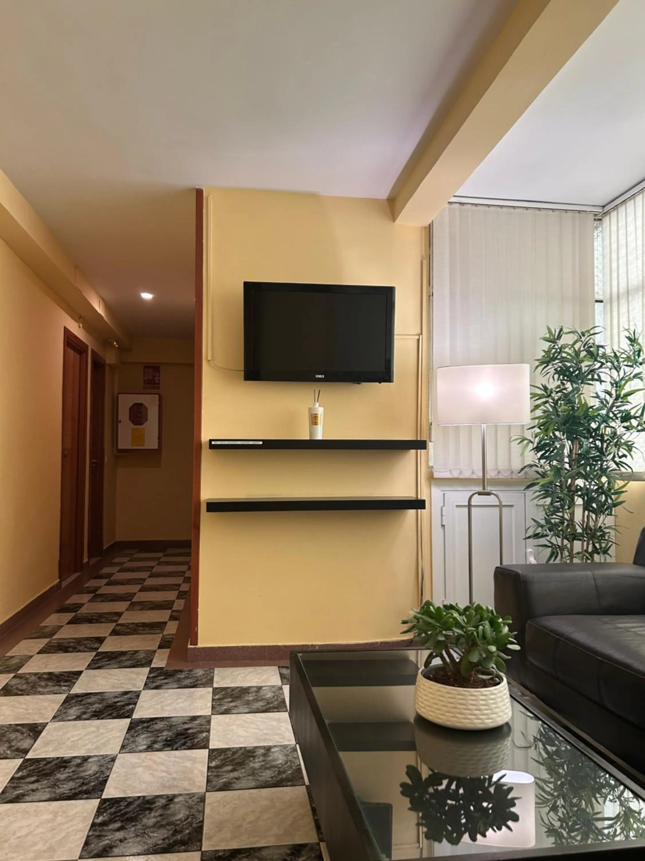 Communal lounge/ TV room in Hostal Aeropuerto