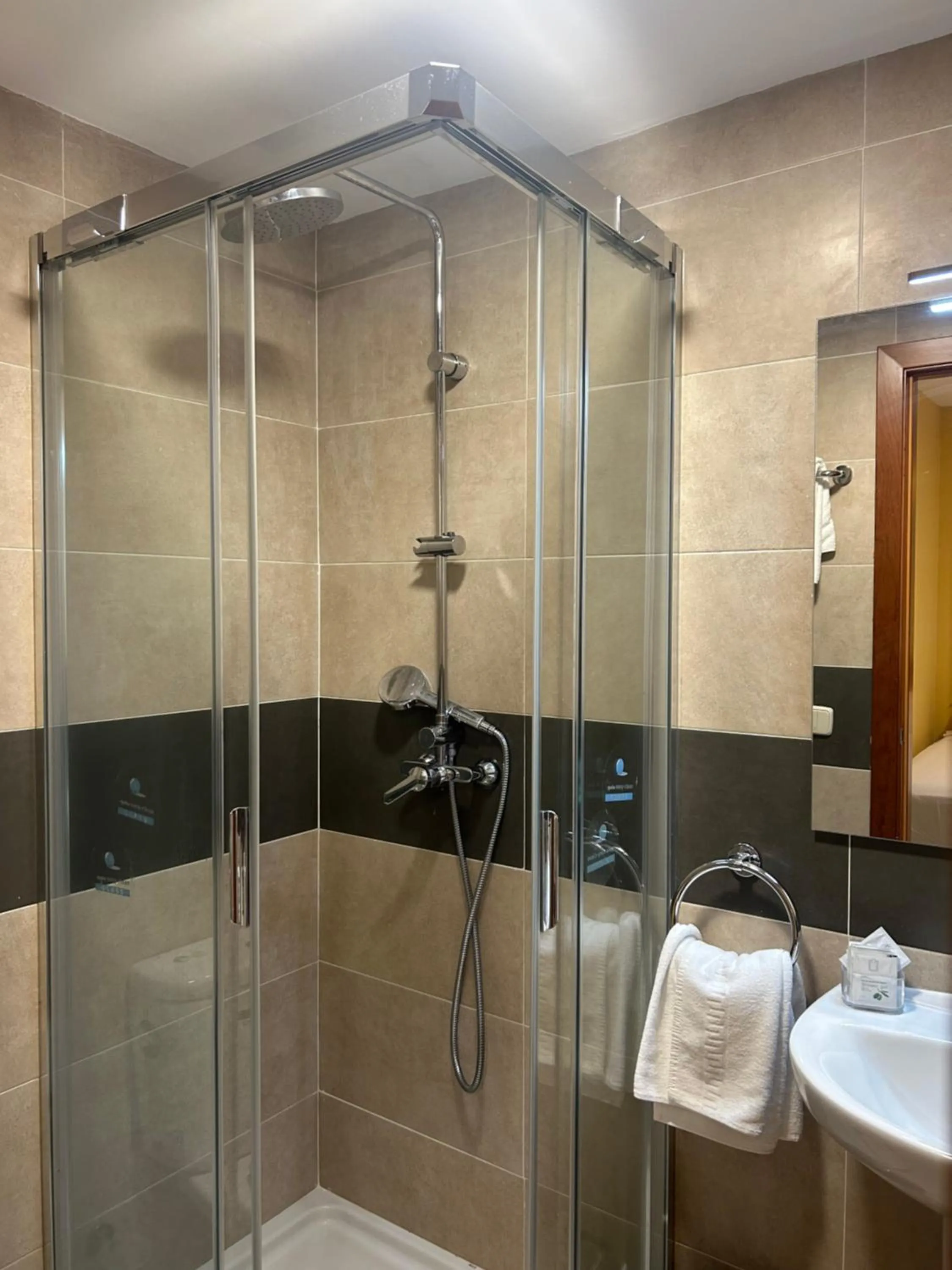 Shower in Hostal Aeropuerto