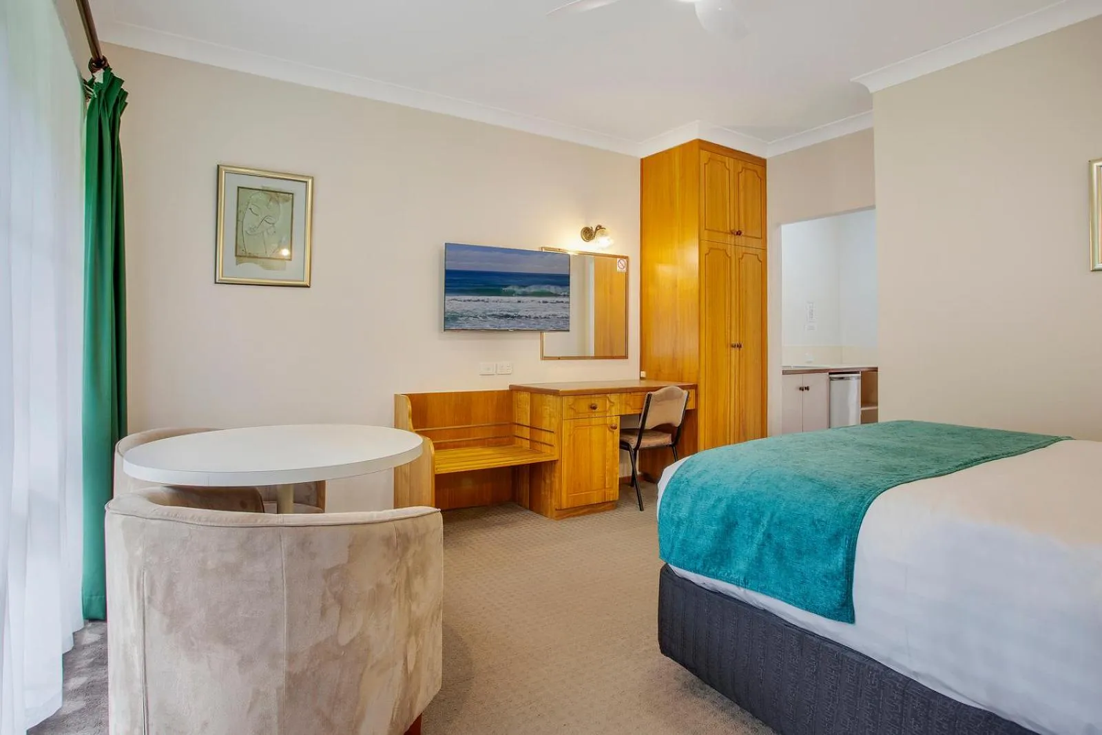 Bed in Manifold Motor Inn