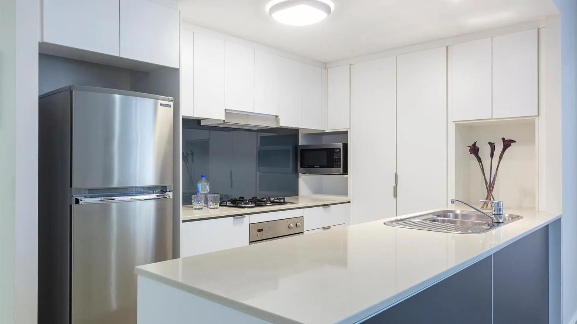 Kitchen or kitchenette in Oaks Brisbane Festival Suites