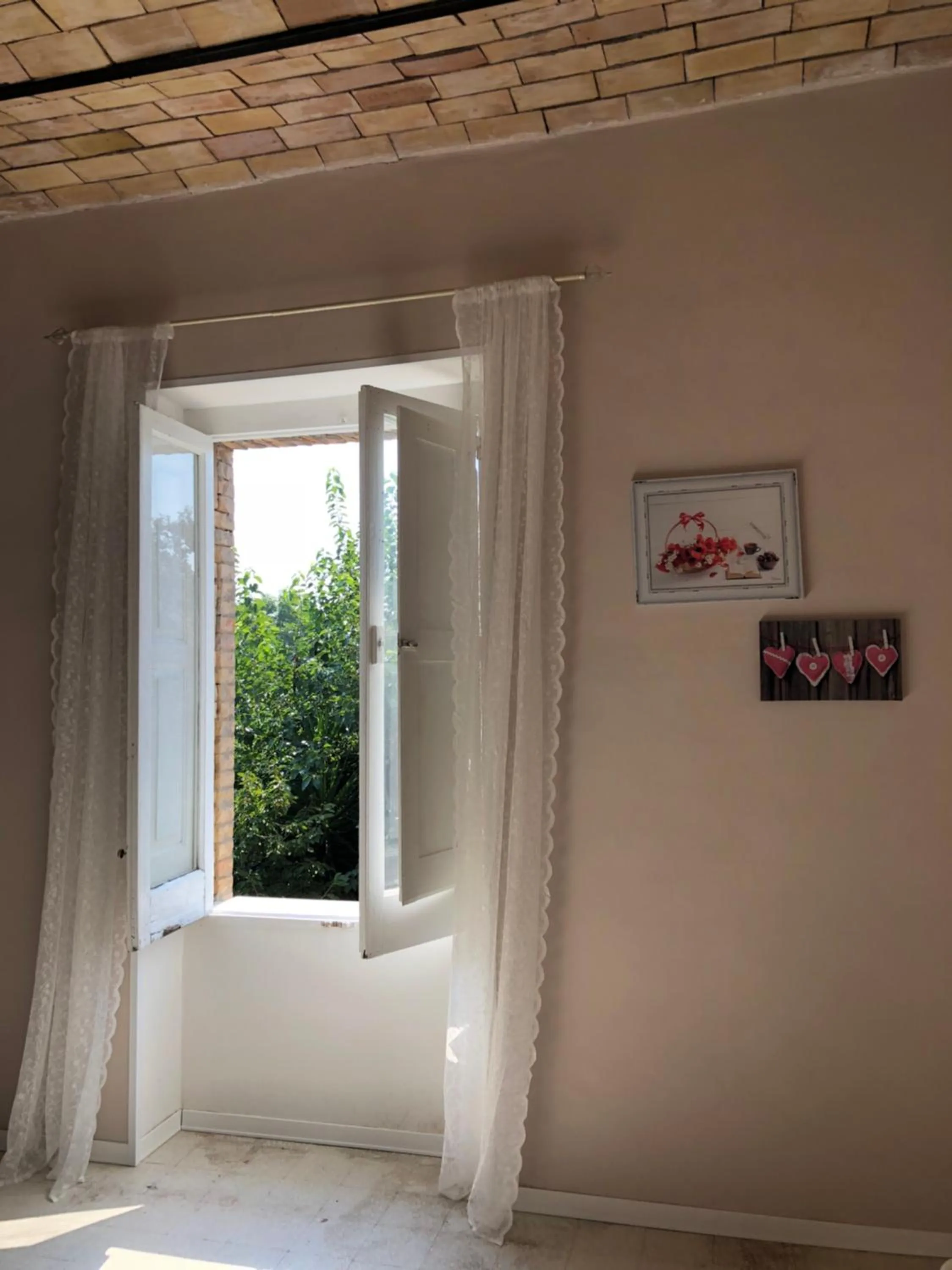 Photo of the whole room in Decri resort