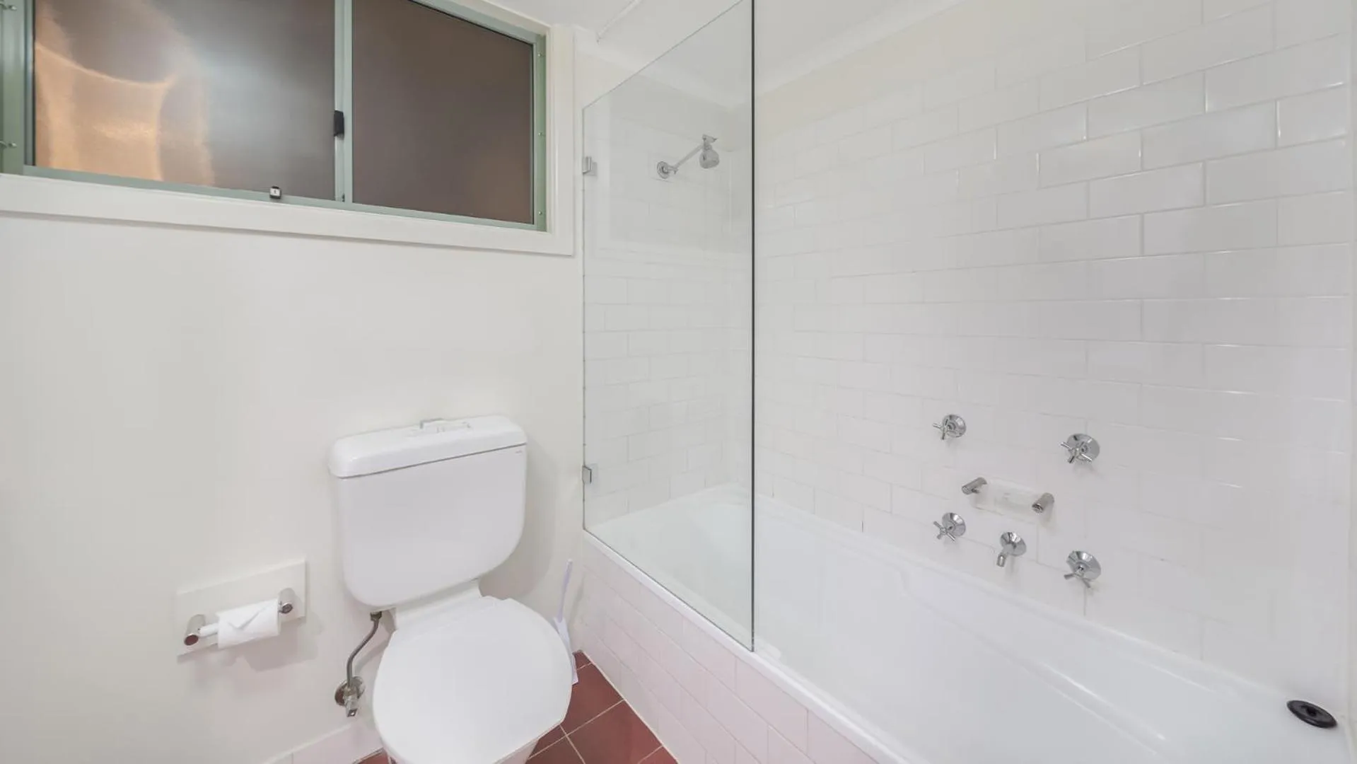 Bathroom in Oaks Sydney Goldsbrough Suites