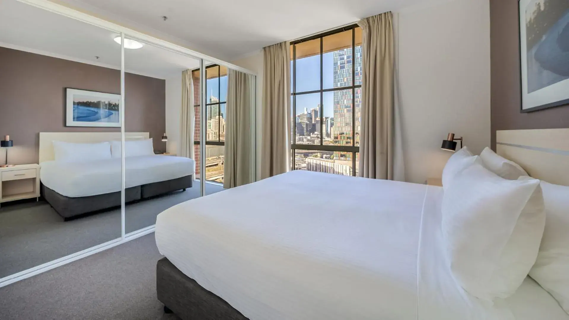 Executive Two-Bedroom Two-Bathroom Apartment with City Skyline View in Oaks Sydney Goldsbrough Suites Executive Two-Bedroom Two-Bathroom Apartment with City Skyline View in Oaks Sydney Goldsbrough Suites