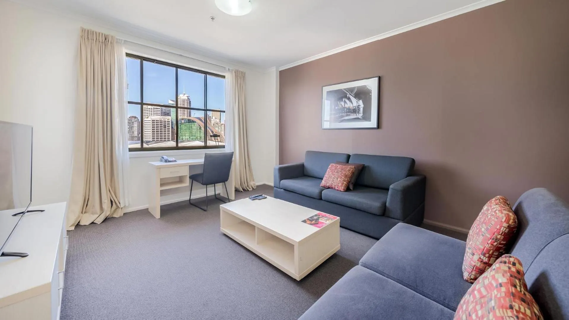 TV and multimedia in Oaks Sydney Goldsbrough Suites