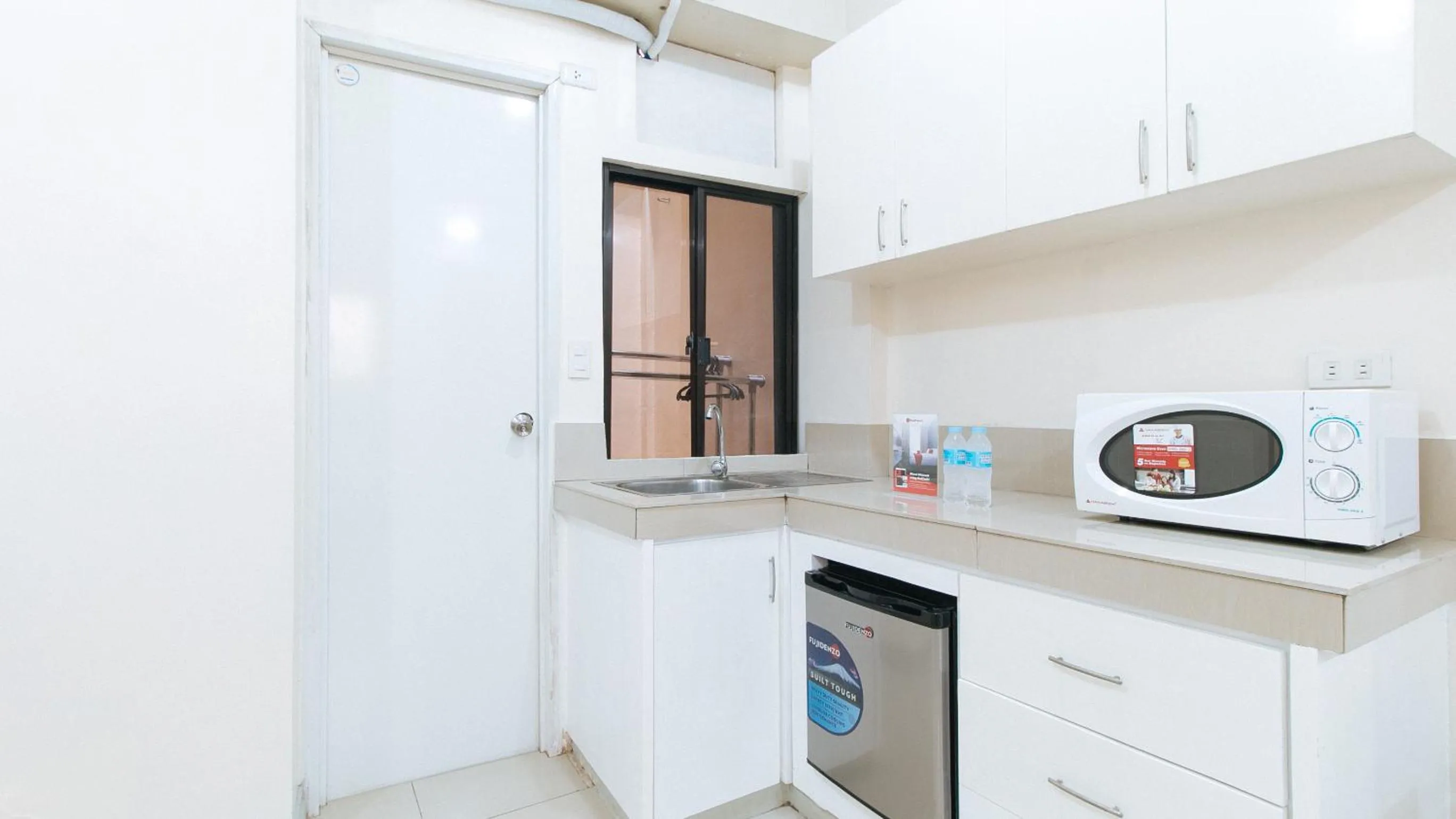 Kitchen or kitchenette in RedDoorz near Pasay Taft