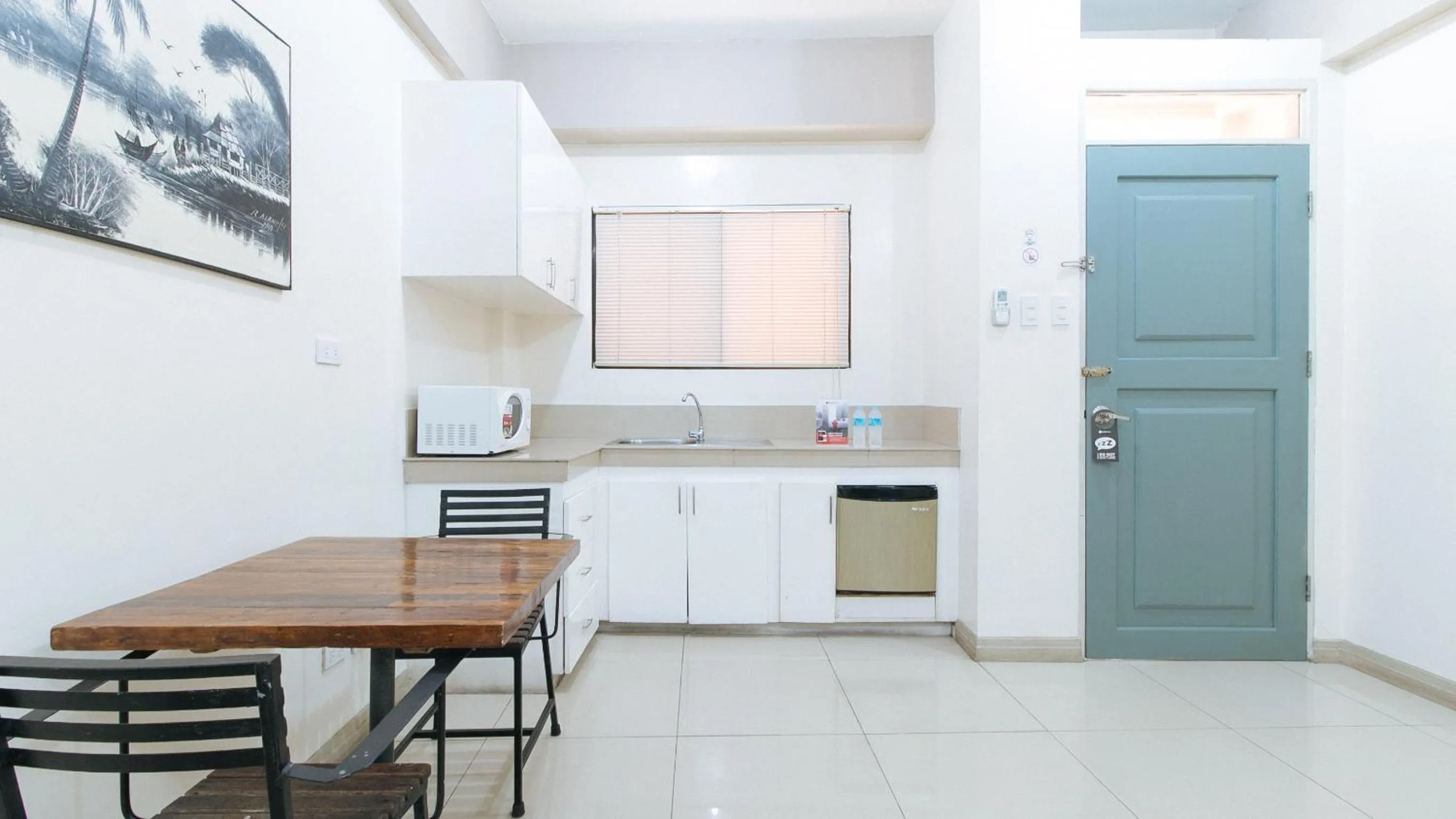Kitchen or kitchenette in RedDoorz near Pasay Taft