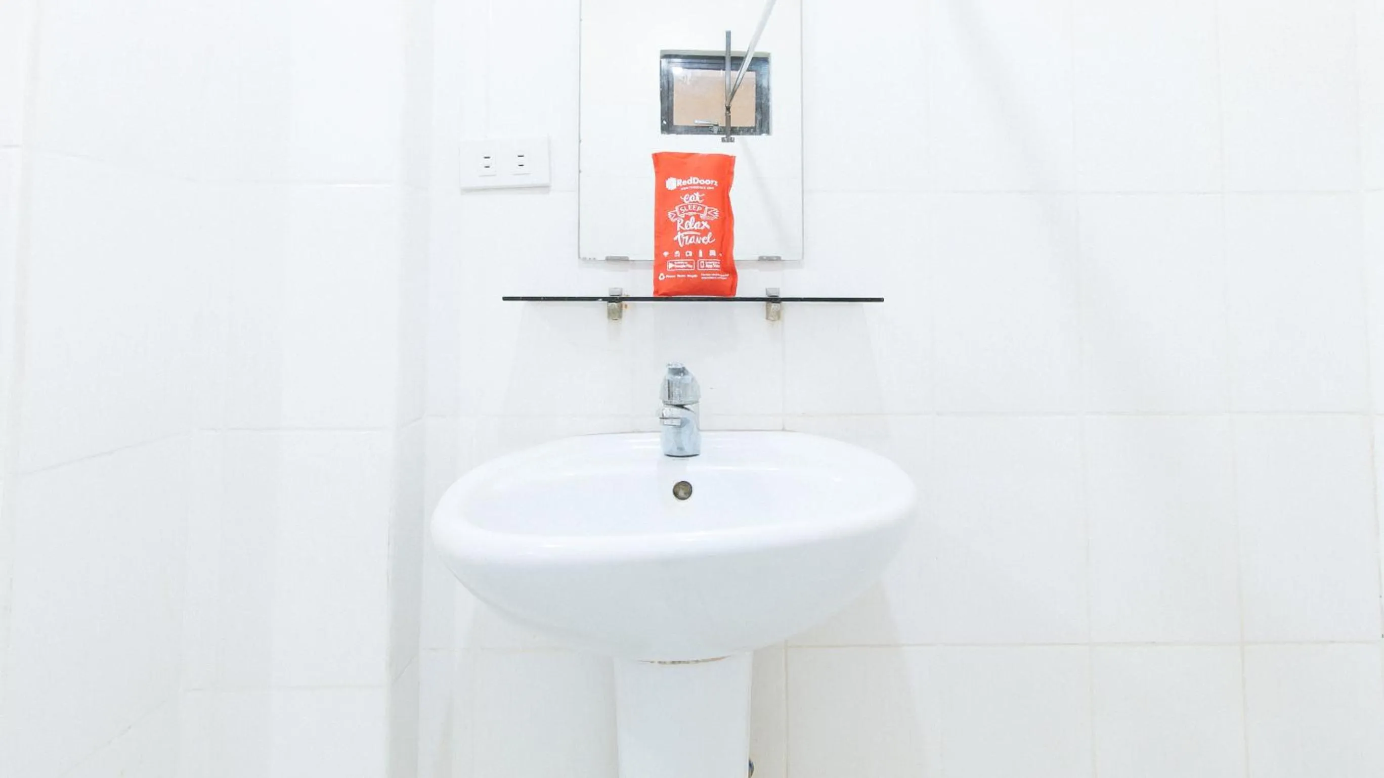 Bathroom in RedDoorz near Pasay Taft