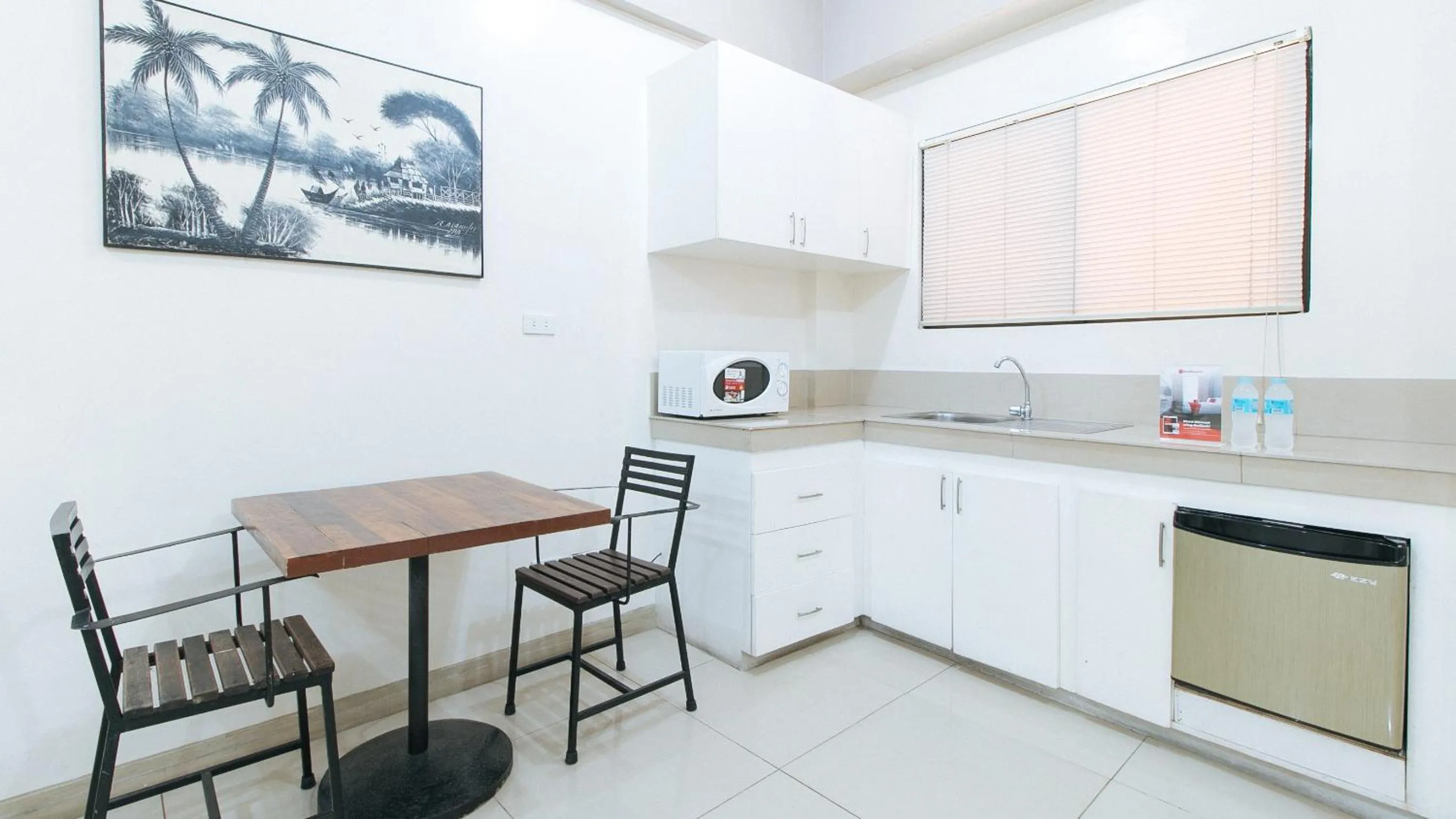 Kitchen or kitchenette in RedDoorz near Pasay Taft