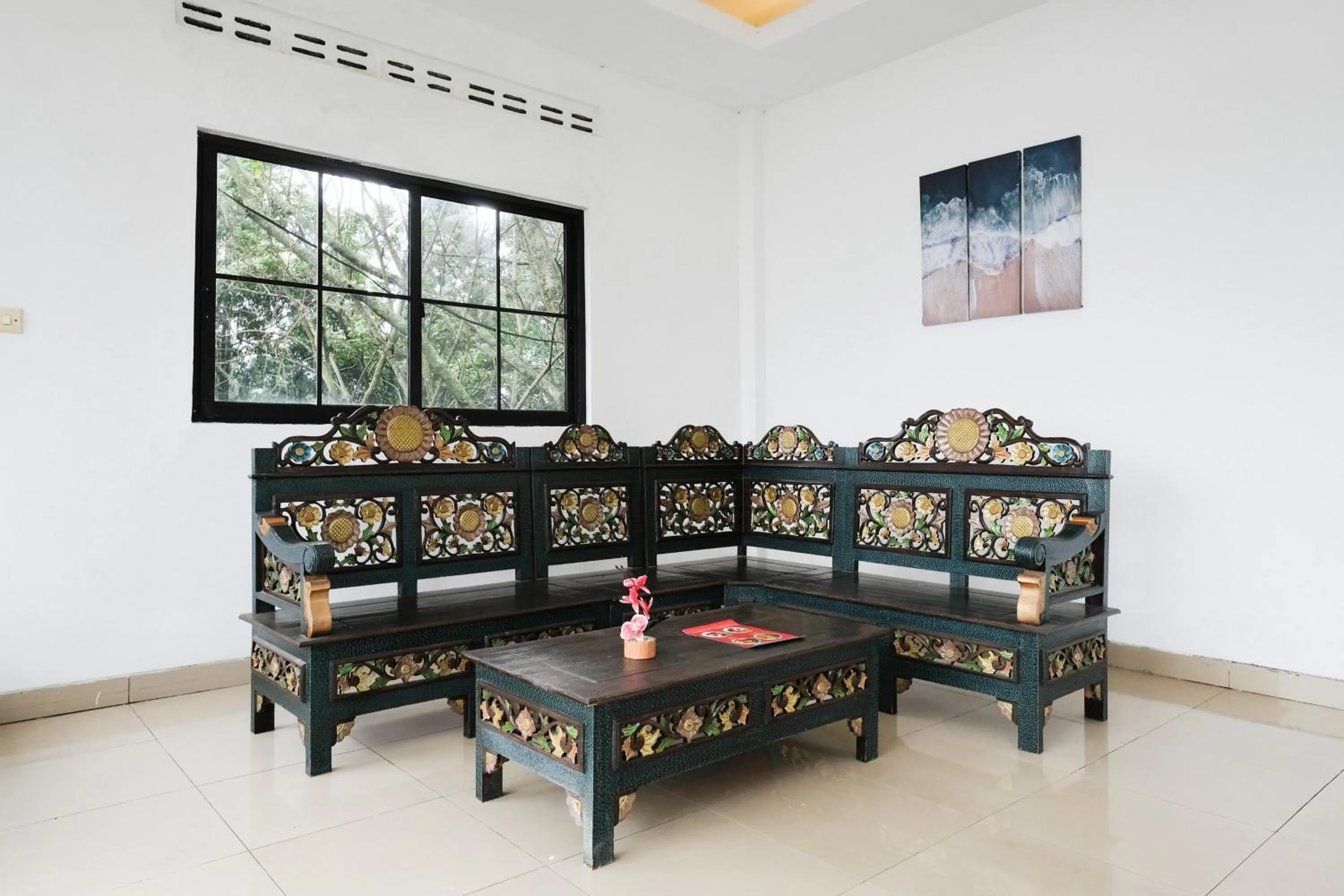 Seating area in RedDoorz near Taman Rekreasi Selecta