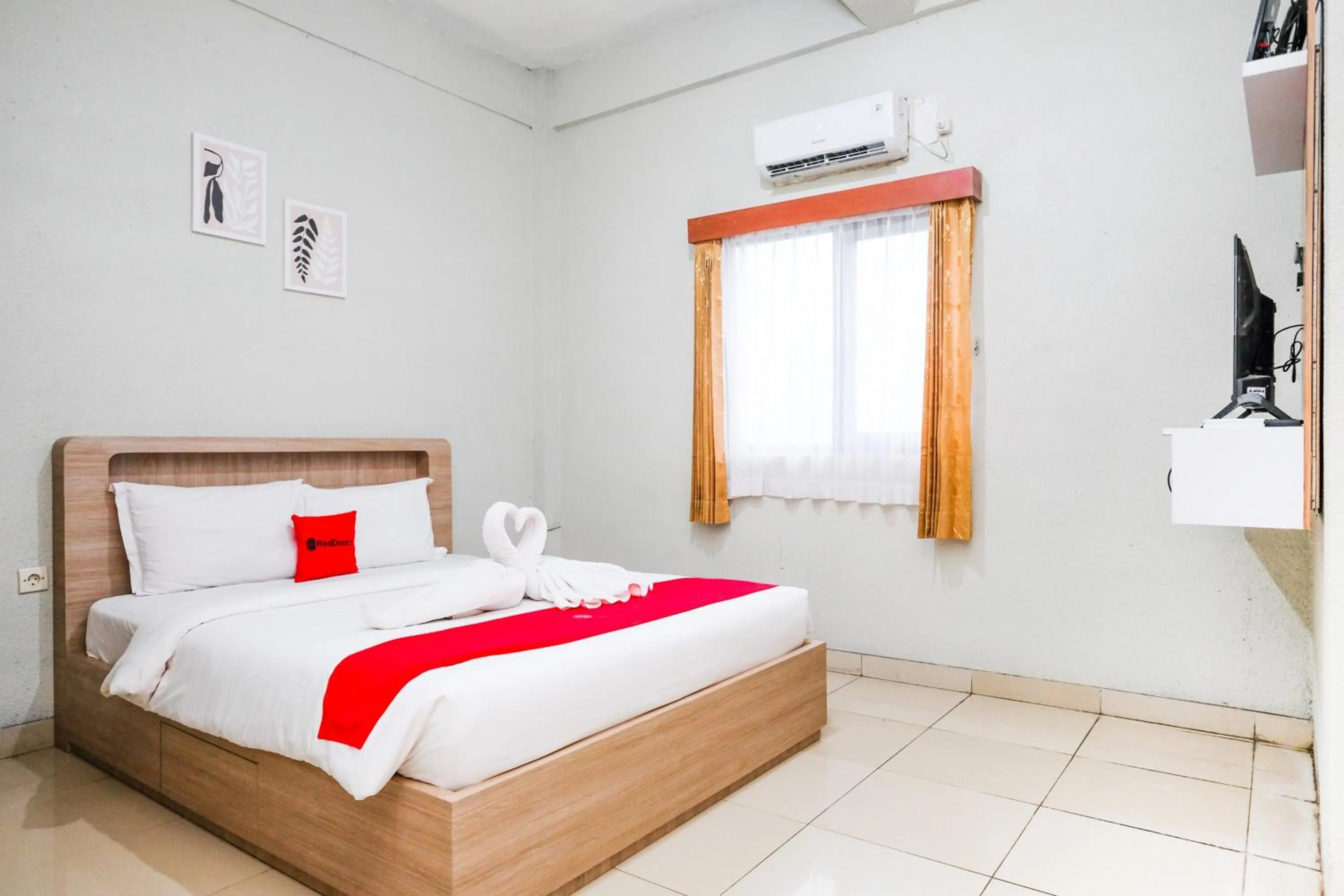 Bedroom, Bed in RedDoorz near Taman Rekreasi Selecta