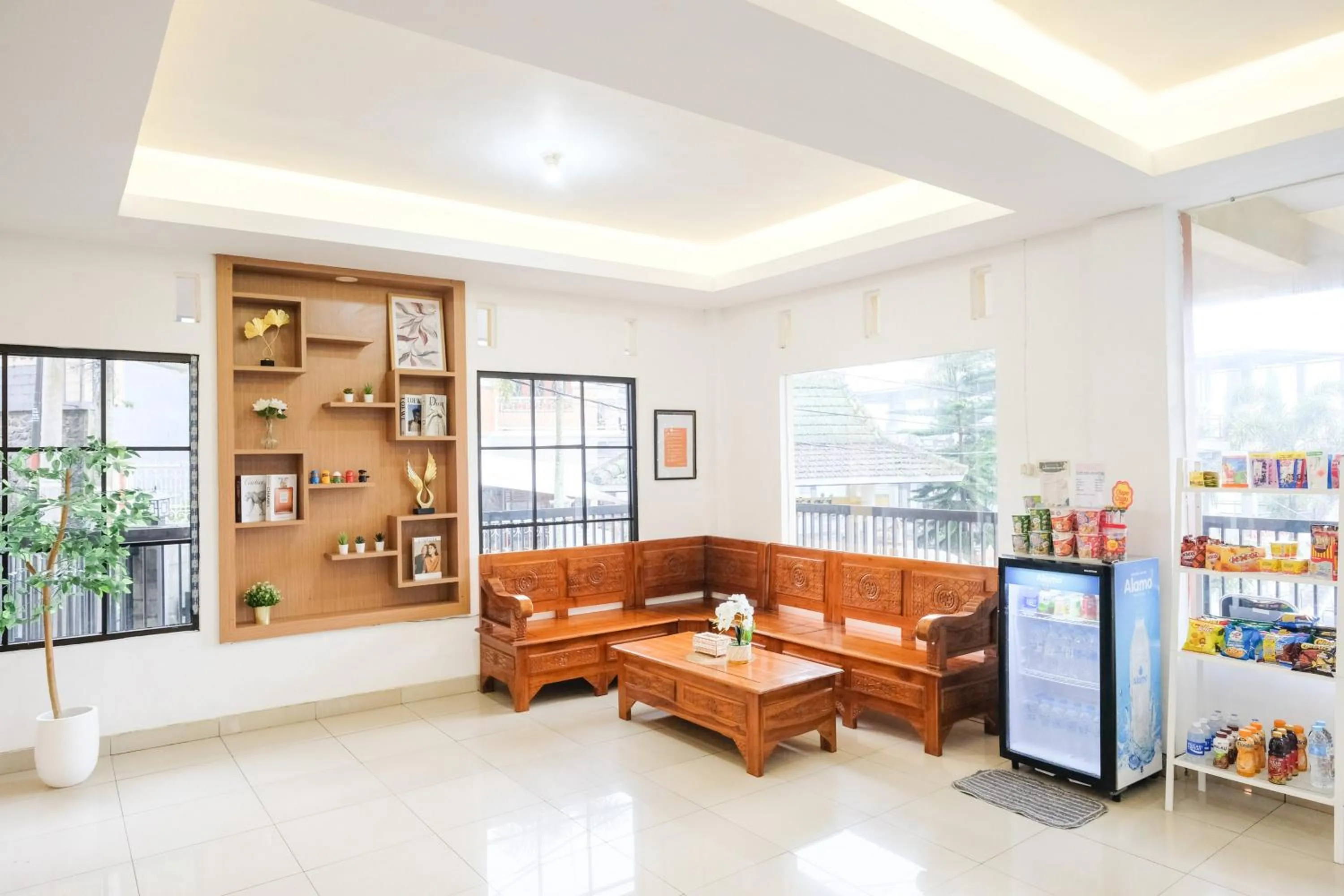 Seating area in RedDoorz near Taman Rekreasi Selecta