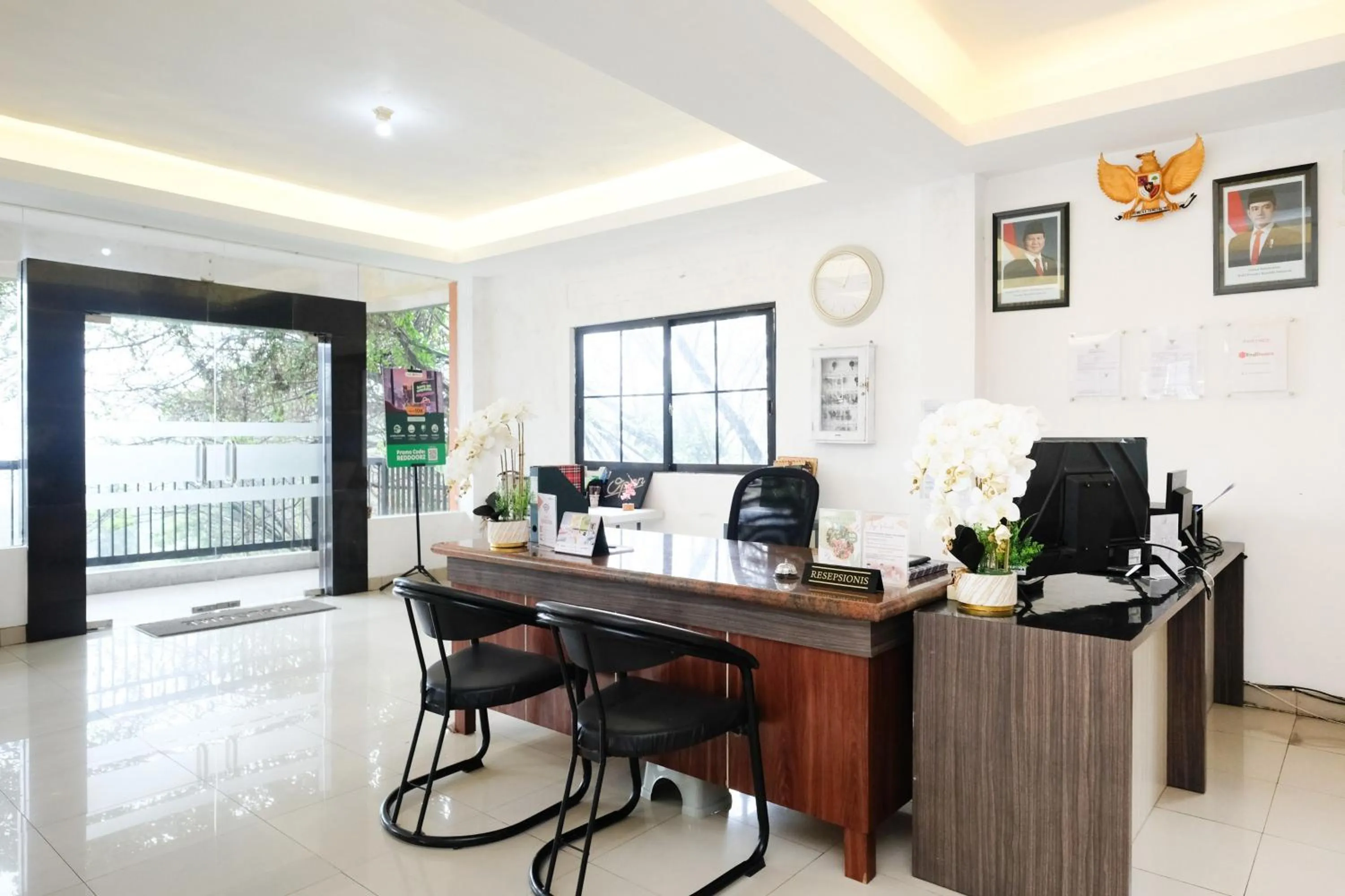 Lobby or reception in RedDoorz near Taman Rekreasi Selecta