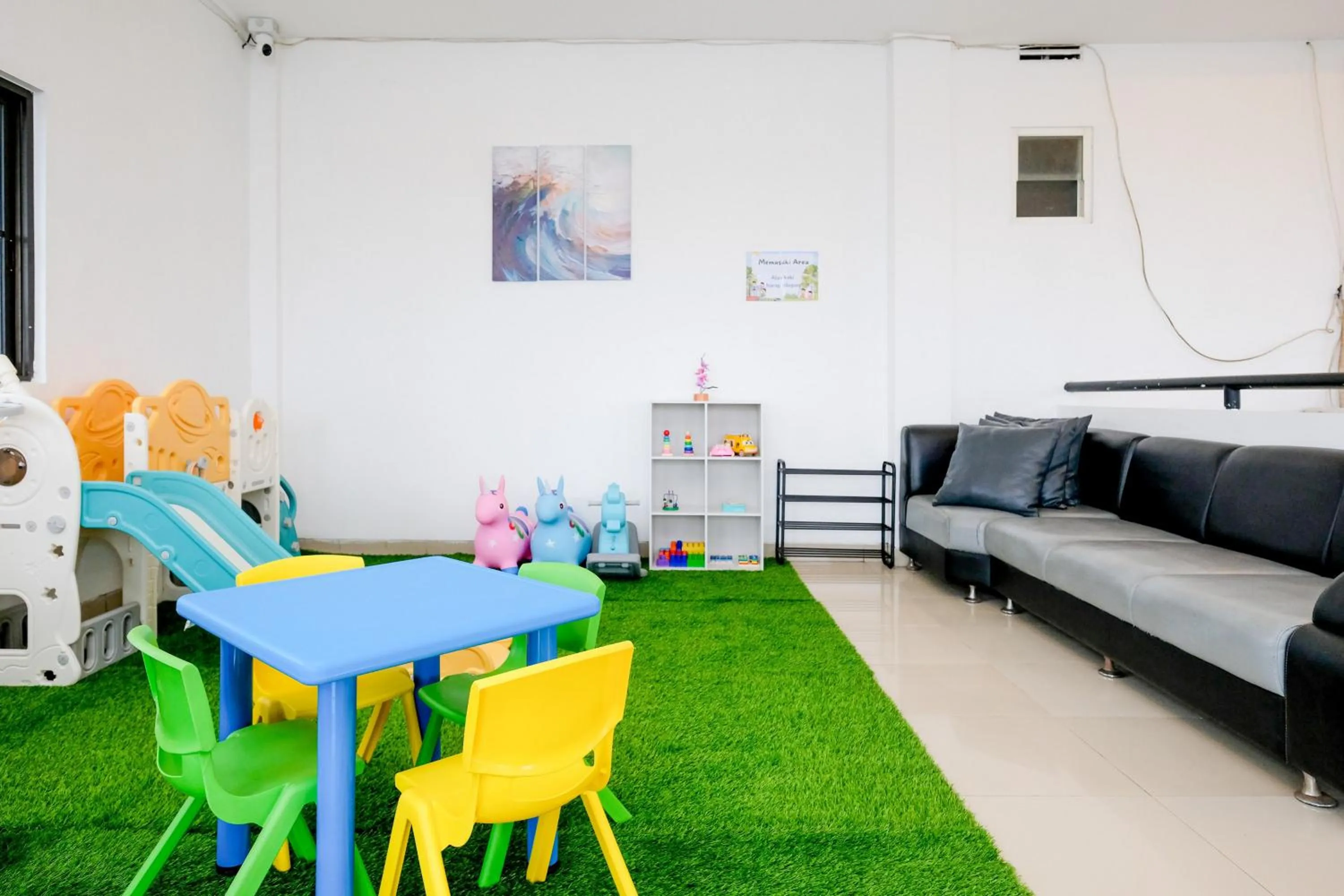 Children play ground in RedDoorz near Taman Rekreasi Selecta